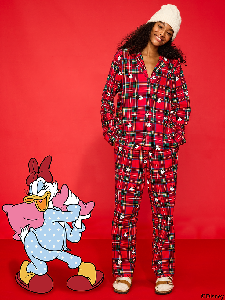 Image 1 de 9, Restez bien au chaud tout au long de la saison dans nos pyjamas de Noël assortis!, Comprend un chemisier et un pantalon de nuit à motifs assortis., Col cranté., Manches longues., Devant boutonné., Taille à cordon coulissant., Motifs sous licence assortis pour toute la famille., © Disney, Produit #804824