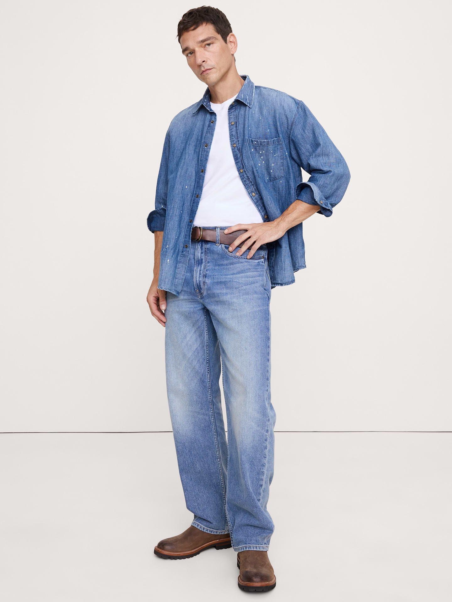 L'image numéro 1 présente Chemise décontractée en chambray de coton et de chanvre à éclaboussures de peinture