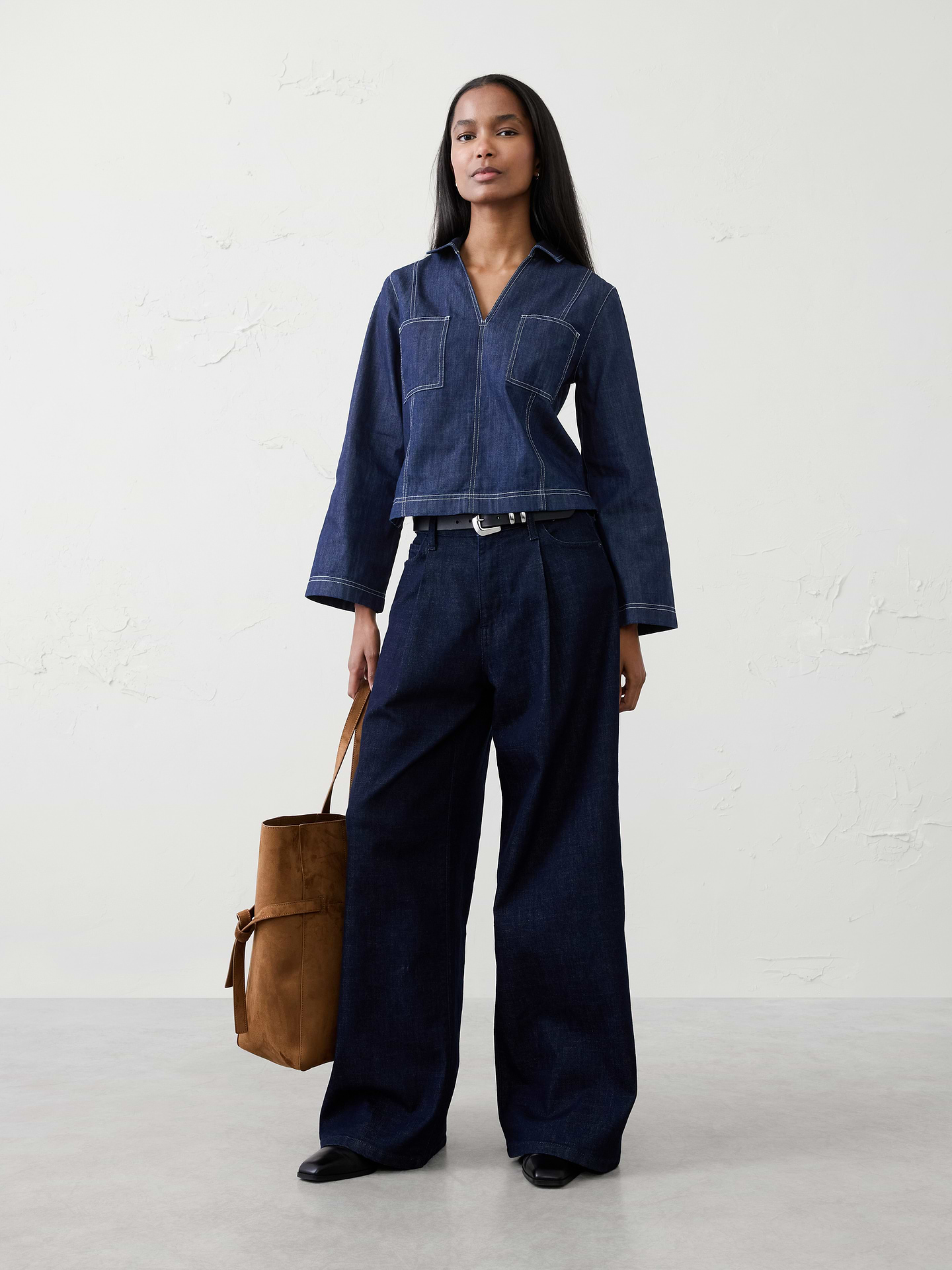Image 1 of 7, Elevate your everyday style with our Chambray Popover Top—a modern essential with thoughtful details. Crafted from soft, breathable chambray, this relaxed-fit top features a classic collar and oversized chest pockets for a touch of utility. Contrast stitch detailing that adds subtle dimension and a refined finish to the look., Point collar with v-neck. Bell long sleeves., Large chest pockets., Features contrast stitch detailing., Back yoke with box pleat., Straight hem with side seam slits., Made exclusively for Banana Republic Factory., Product #844168