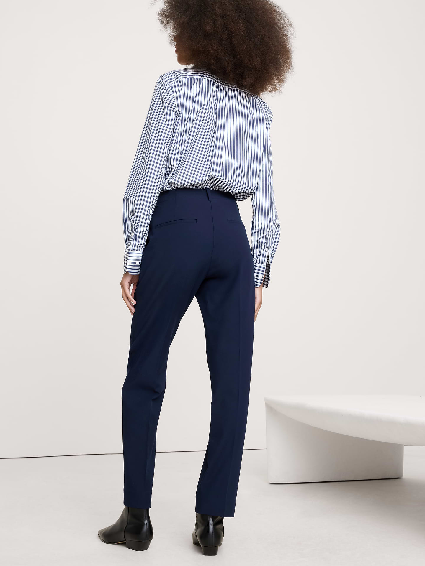 L'image numéro 3 présente Pantalon moderne étroit à taille haute en tissu urbain extensible longueur cheville