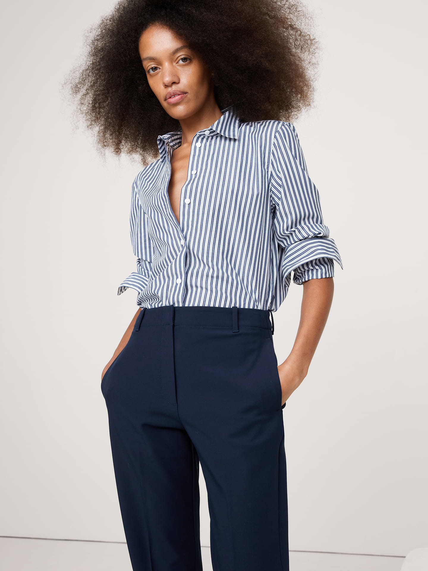 L'image numéro 4 présente Pantalon moderne étroit à taille haute en tissu urbain extensible longueur cheville