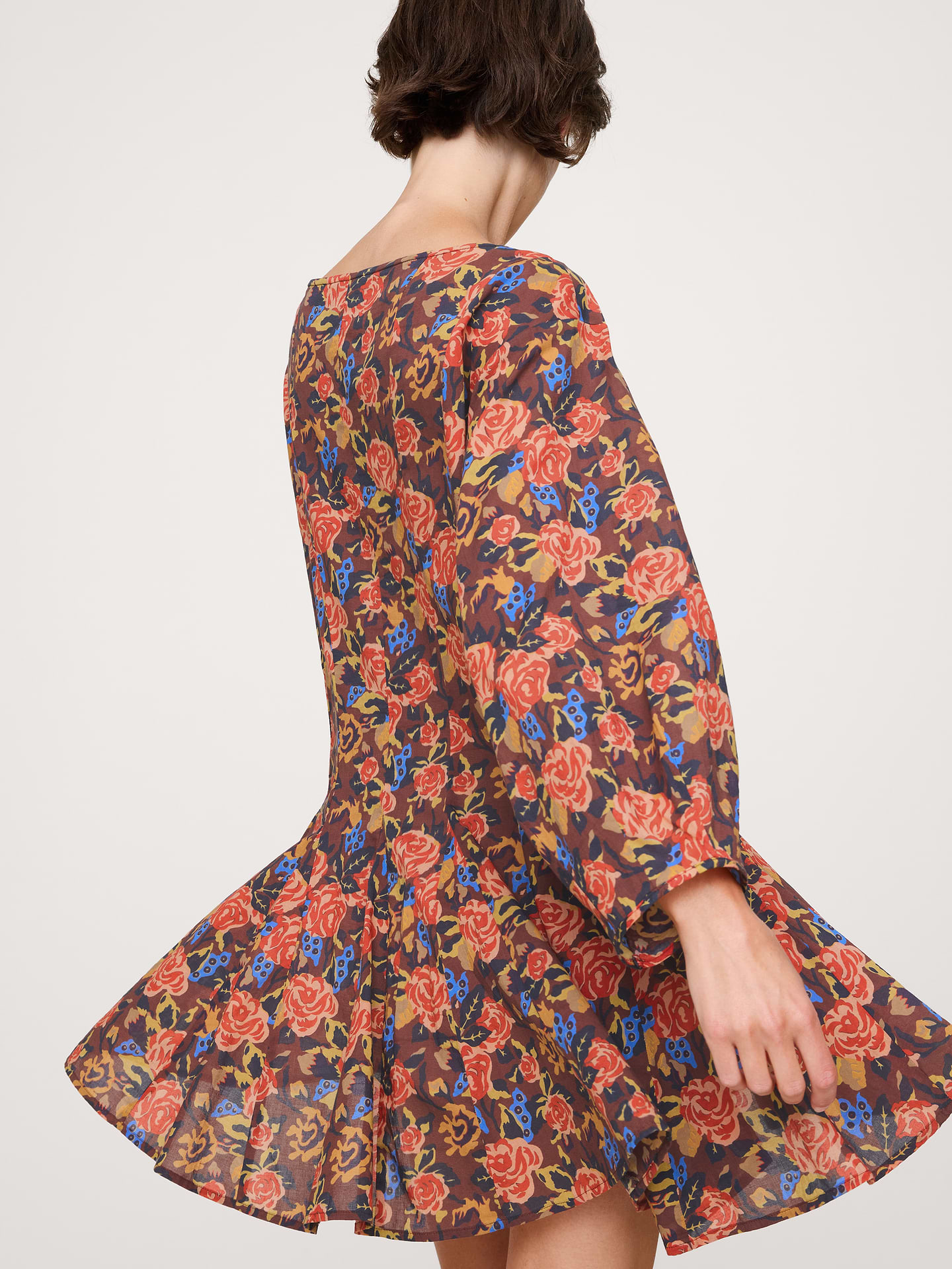 L'image numéro 6 présente Robe courte en coton avec sac de taille