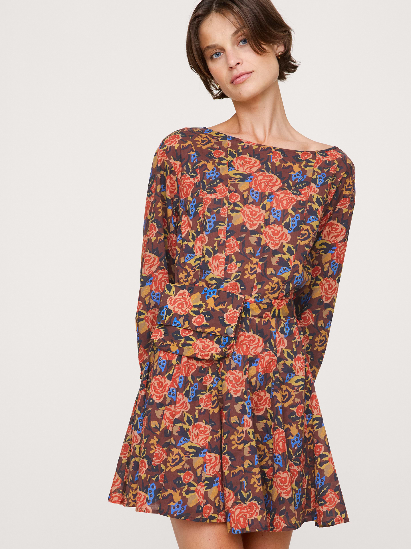 L'image numéro 7 présente Robe courte en coton avec sac de taille