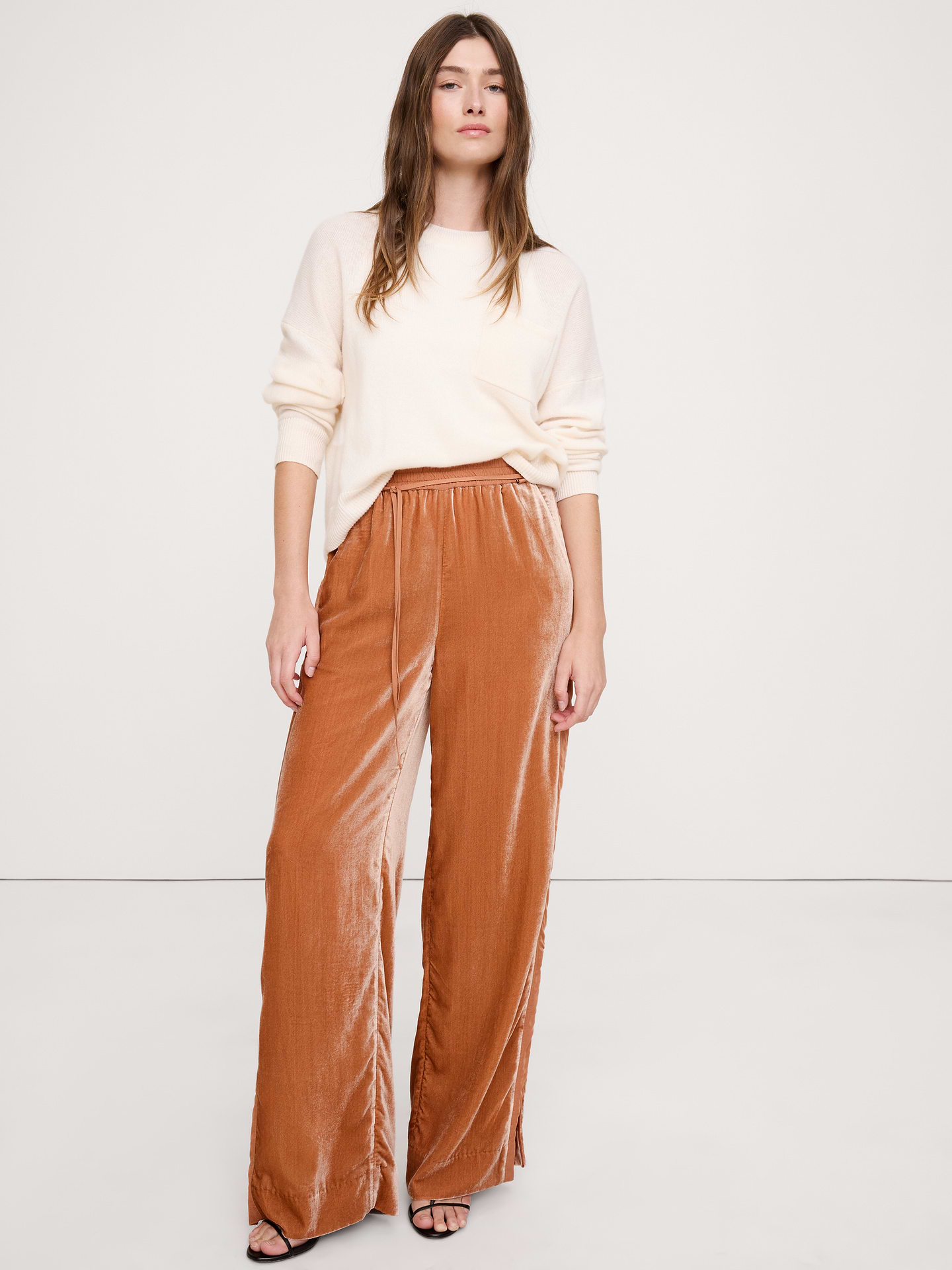 L'image numéro 1 présente Pantalon en velours à taille haute extensible, jambe large