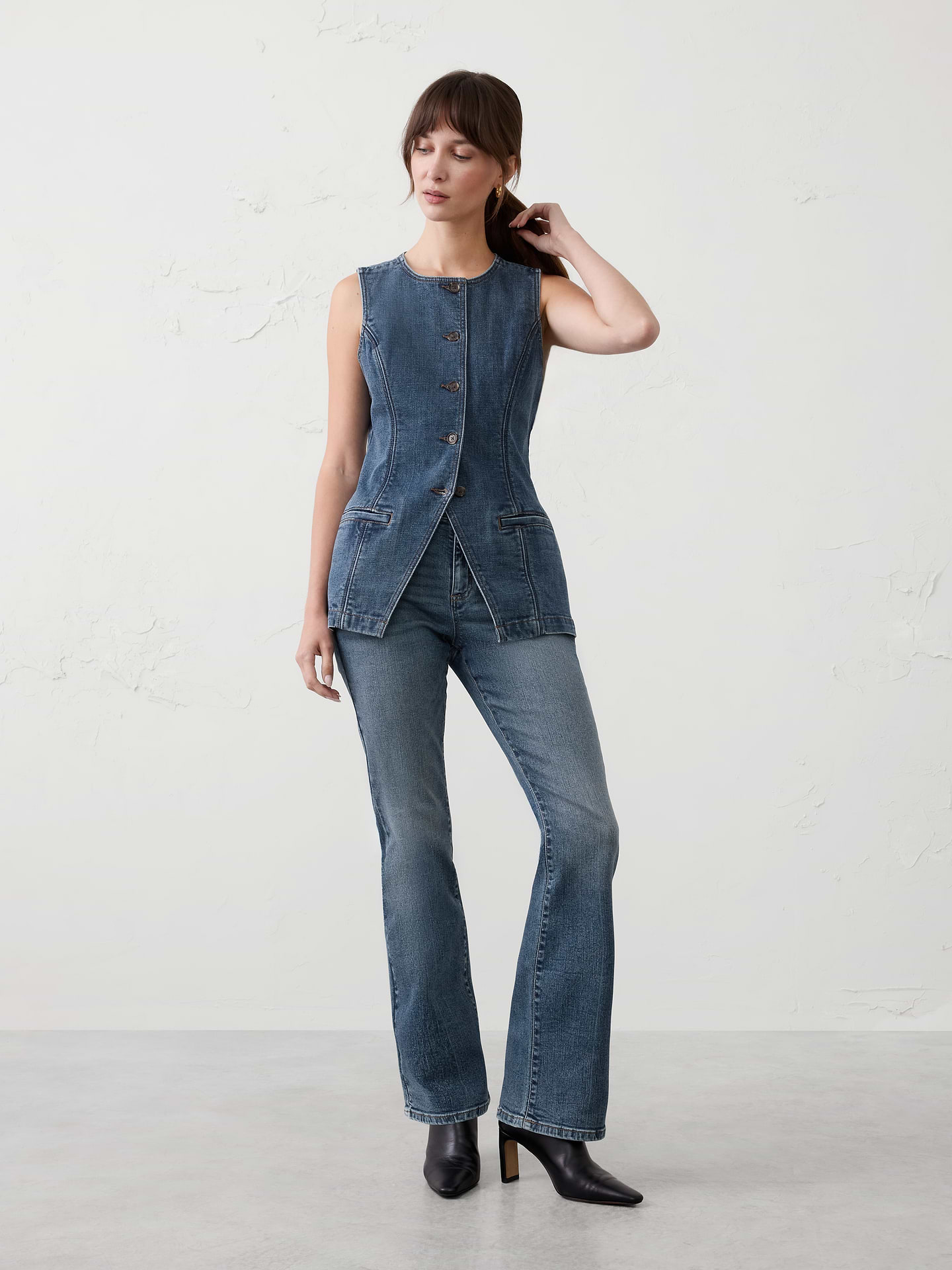 Image 1 de 4, WASHWELL: Un meilleur denim. Meilleur pour la planète. Ce jean fait partie de notre programme d’économie d’eau Washwell. Comparativement aux méthodes de lavage conventionnelles, le procédé Washwell a permis d’économiser des millions de litres d’eau depuis 2016., Le programme de qualité de l’eau Washwell est conçu pour veiller à ce que l’eau utilisée pour fabriquer notre denim ne pollue pas les cours d’eau locaux., JEAN RÉTRO EXTENSIBLE: Nouveau denim extensible offrant une sensation et une allure plus authentiques., Pleine longueur., Fermeture à bouton à tige avec braguette à glissière. Passants de ceinture., Modèle à cinq poches., Fabriqué exclusivement pour Banana Republic Entrepôt., Produit #694889
