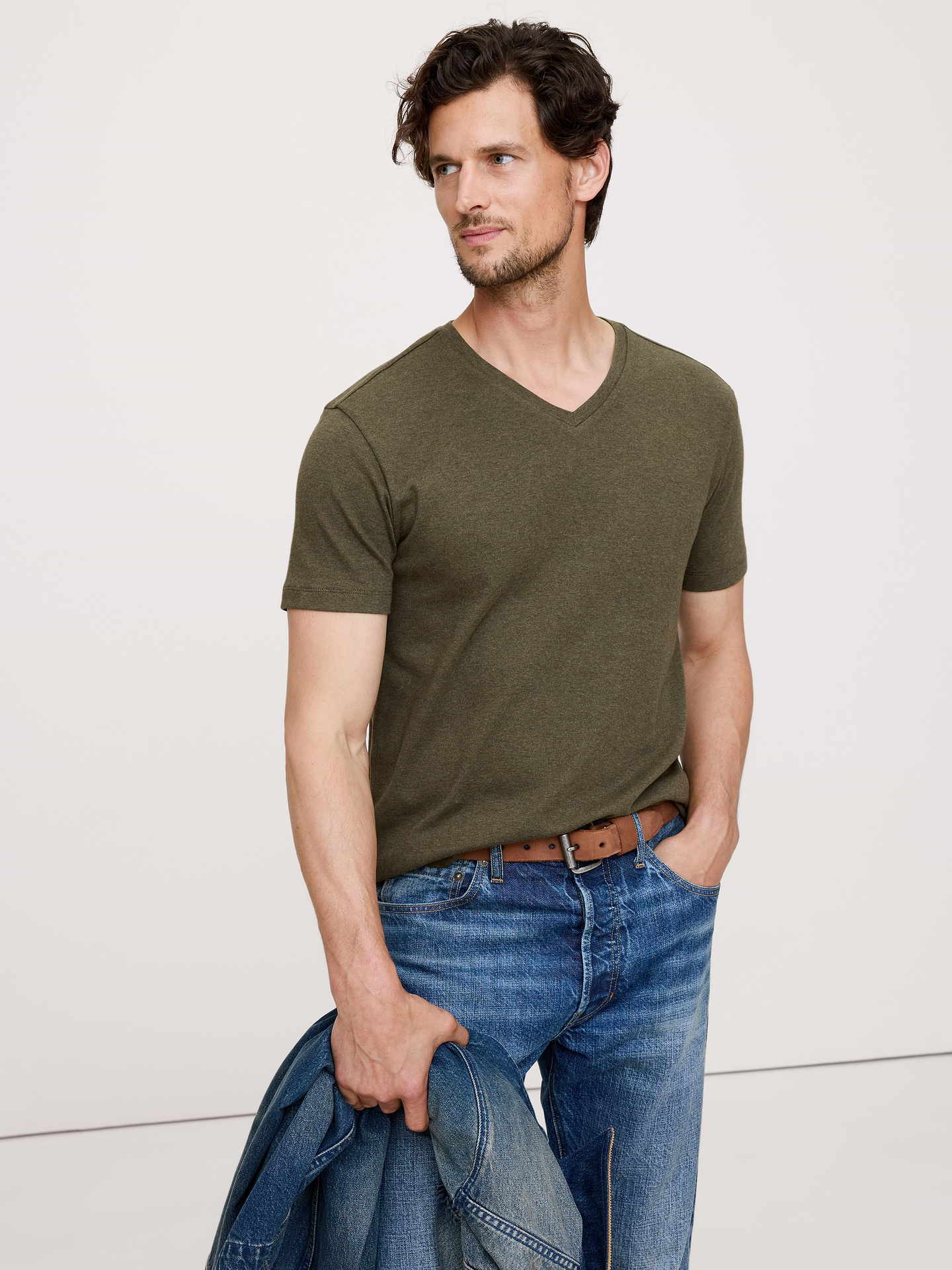 L'image numéro 1 présente T-shirt à encolure en V luxueux