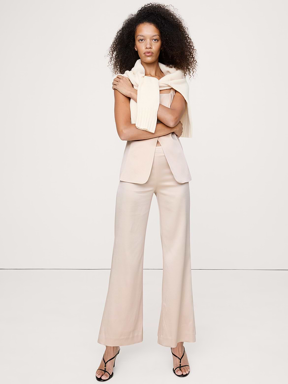 Pantalon évasé à taille mi-basse en satin longueur cheville