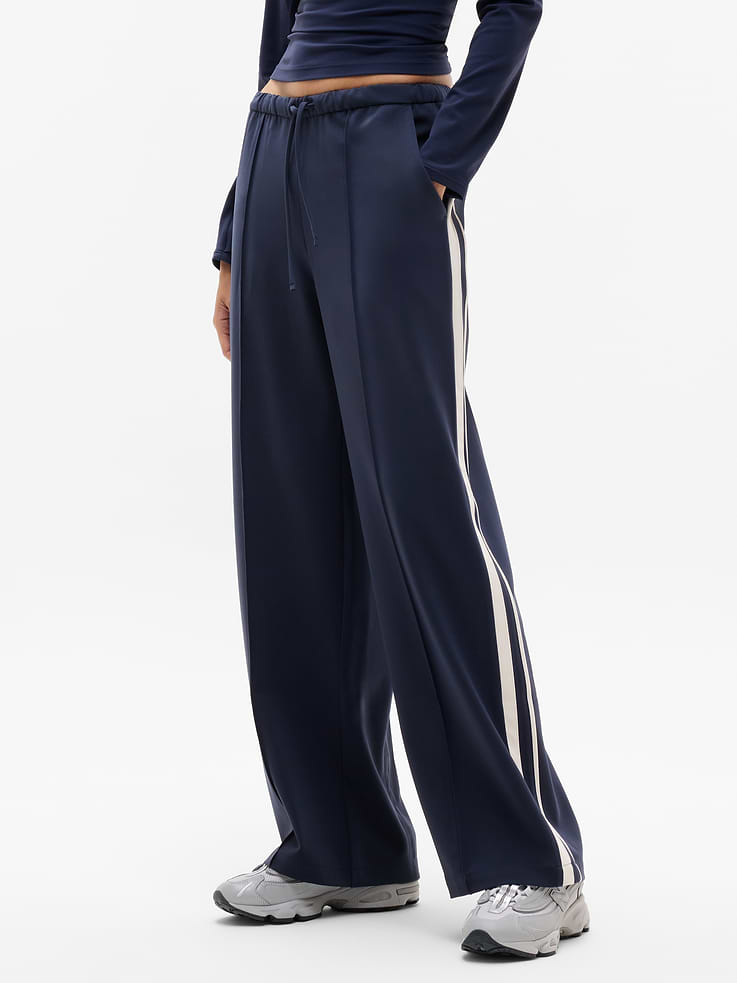 Image 1 of 6, Shop the 6-piece MVP Capsule to mix and match for a complete work-to-weekend wardrobe, FOR: Going from day to done with ease—made for work, weekend, and beyond, FEEL: Tech Twill fabric flexes, breathes, and keeps its cool—just like you, FAVE: Easy-access pockets to stash your essentials, Product #767524