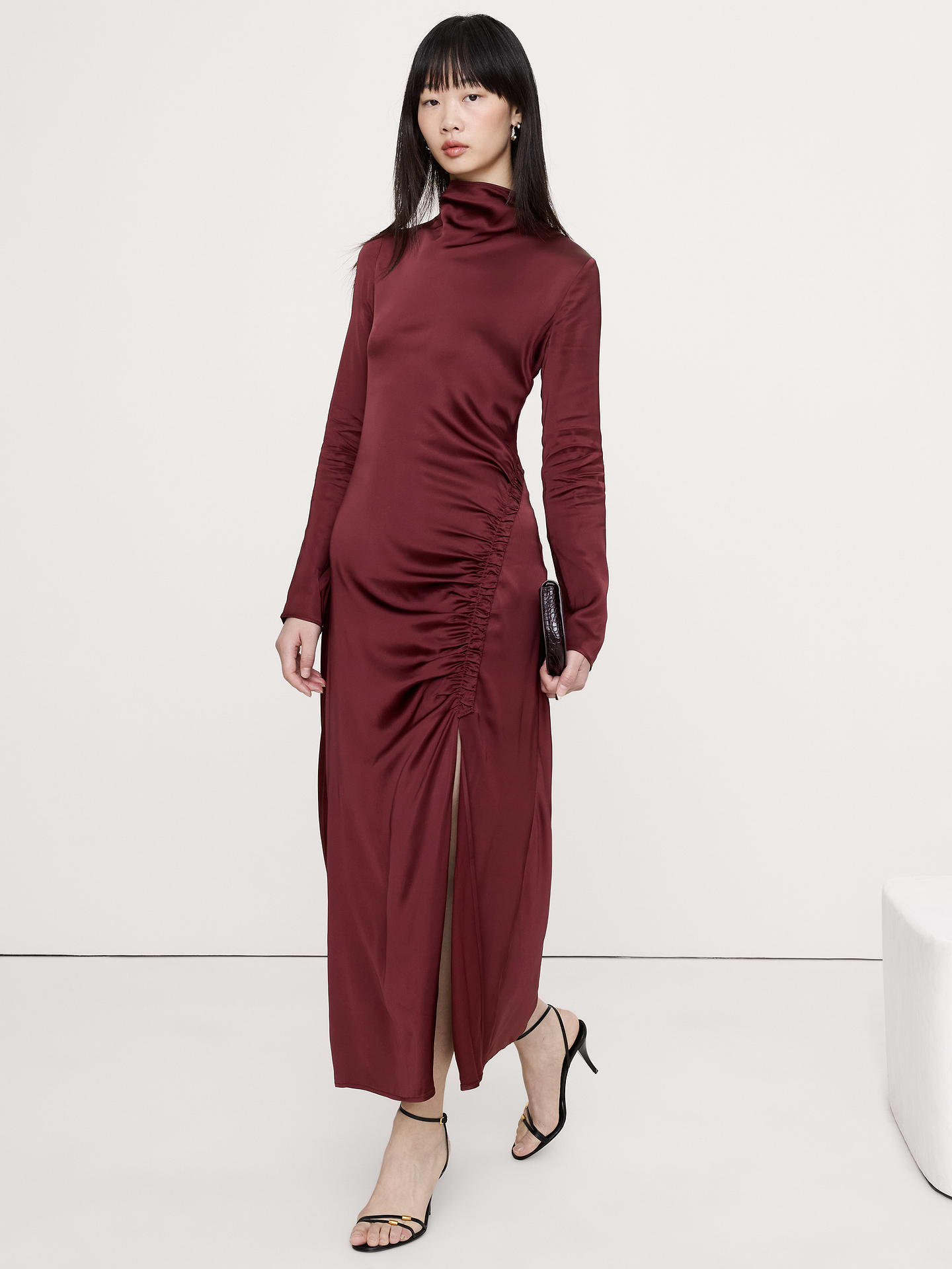L'image numéro 1 présente Robe longue froncée en satin extensible