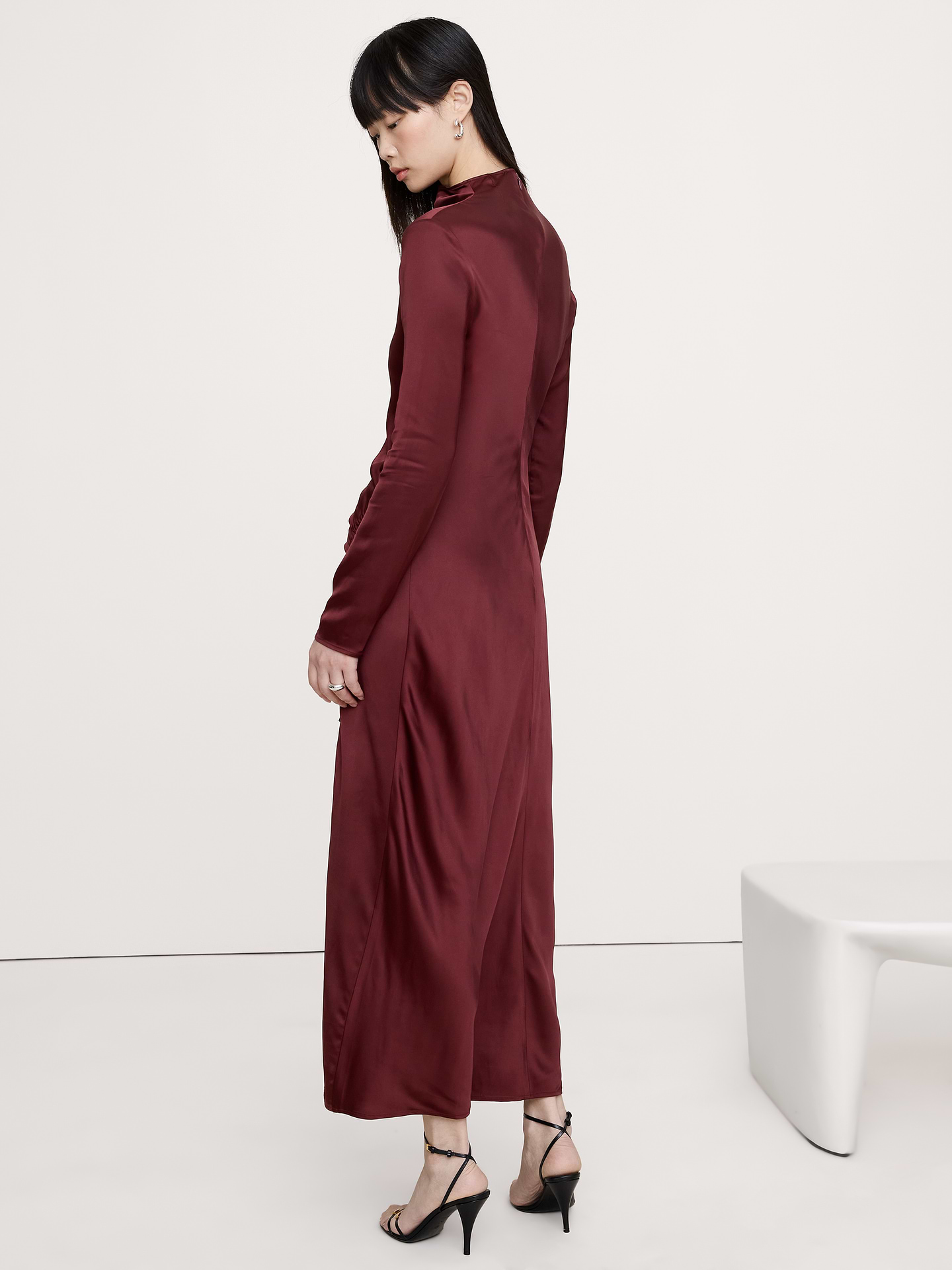 L'image numéro 2 présente Robe longue froncée en satin extensible