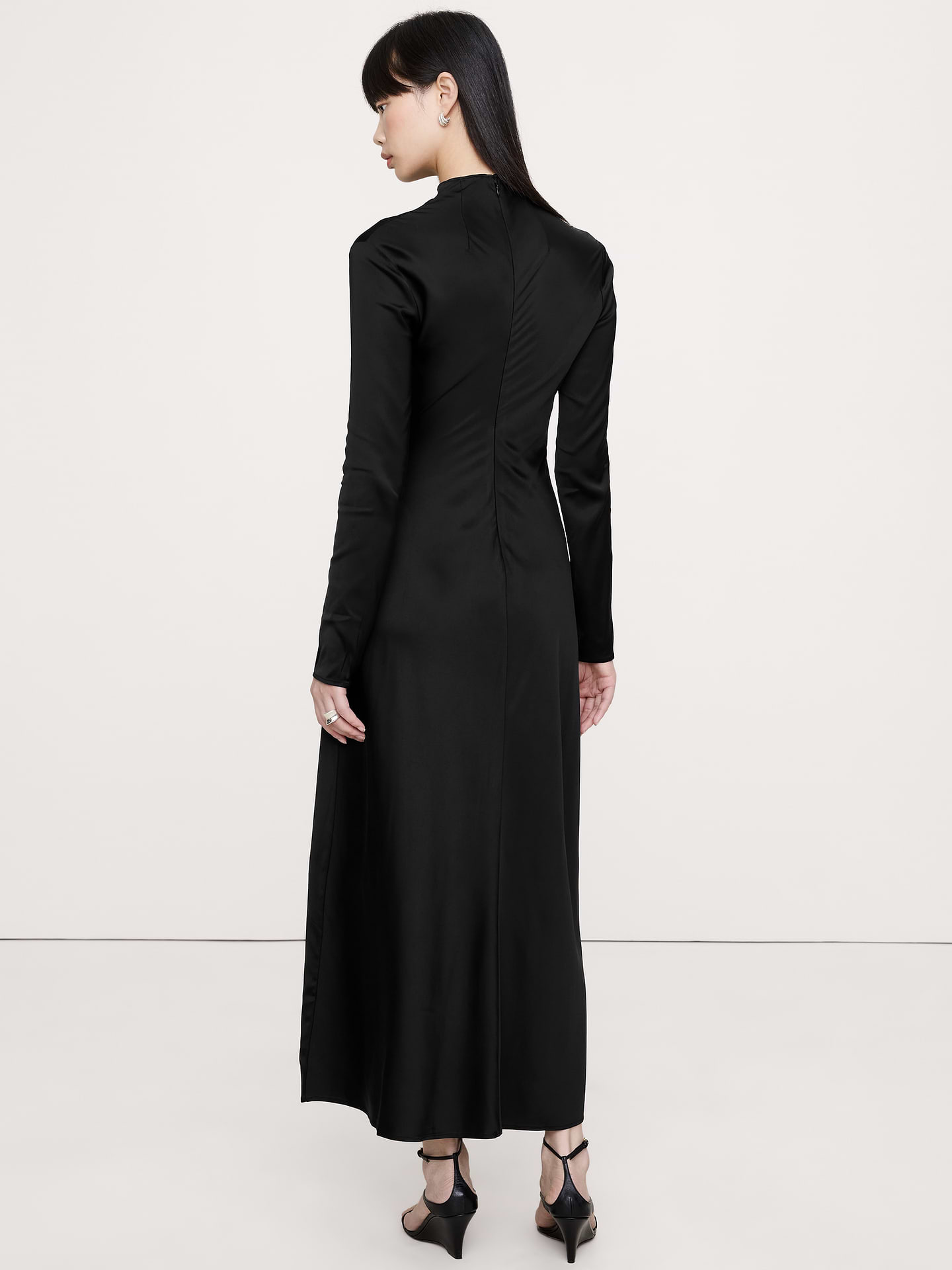 L'image numéro 6 présente Robe longue froncée en satin extensible