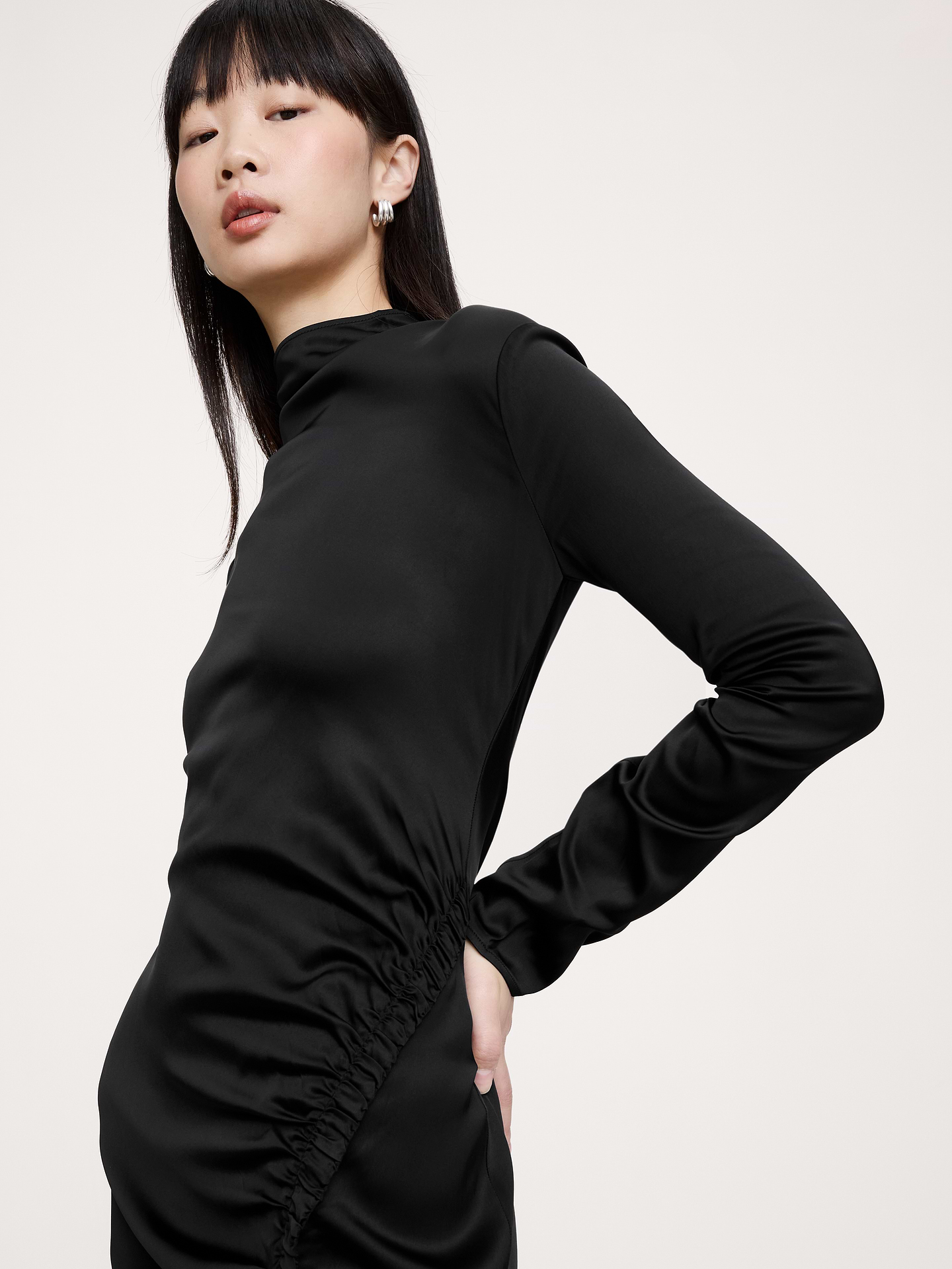 L'image numéro 7 présente Robe longue froncée en satin extensible