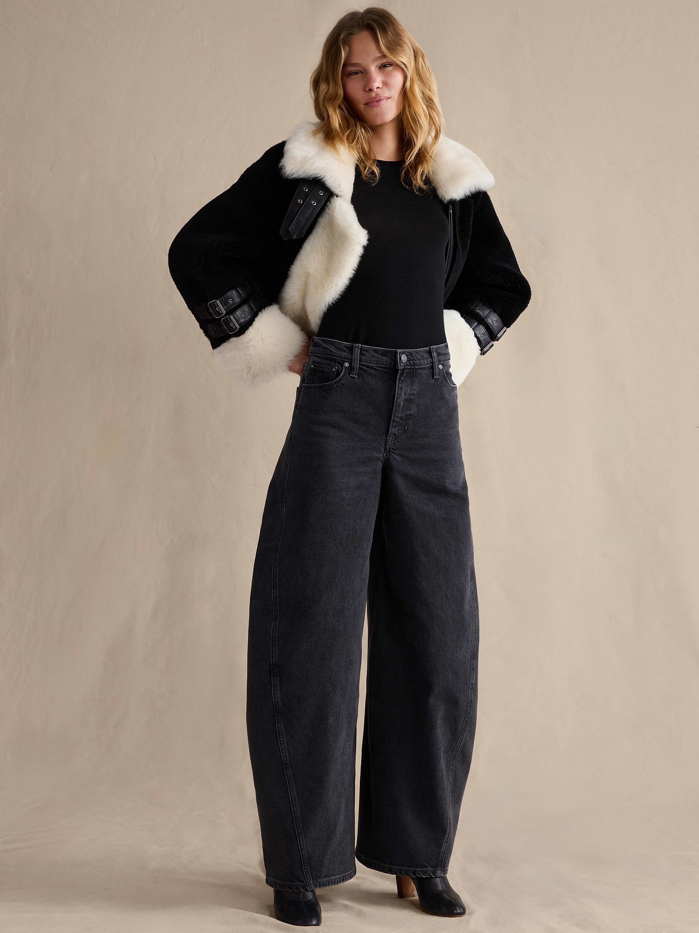 L'image numéro 1 présente Jean baril ample à taille haute