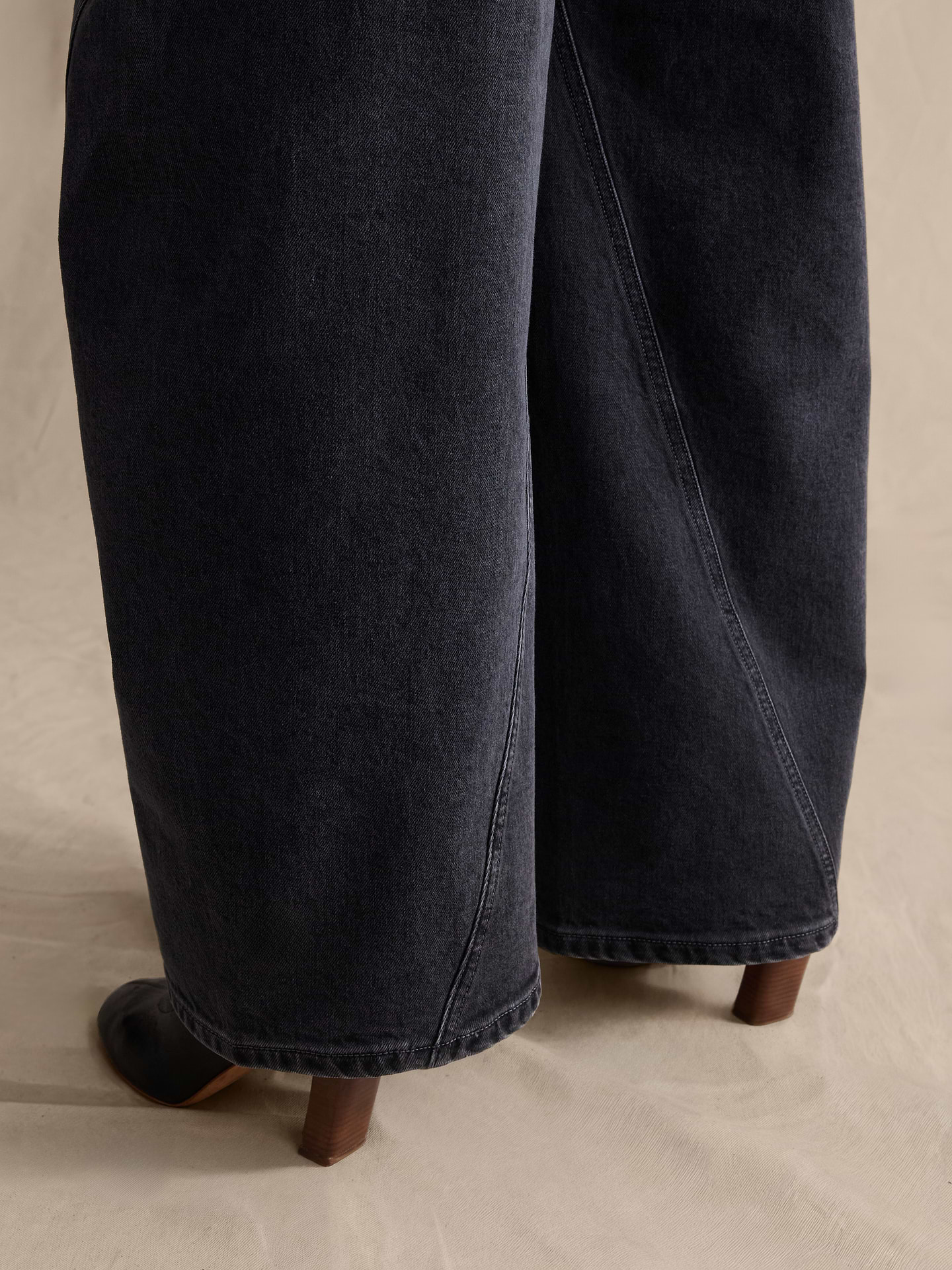 L'image numéro 7 présente Jean baril ample à taille haute