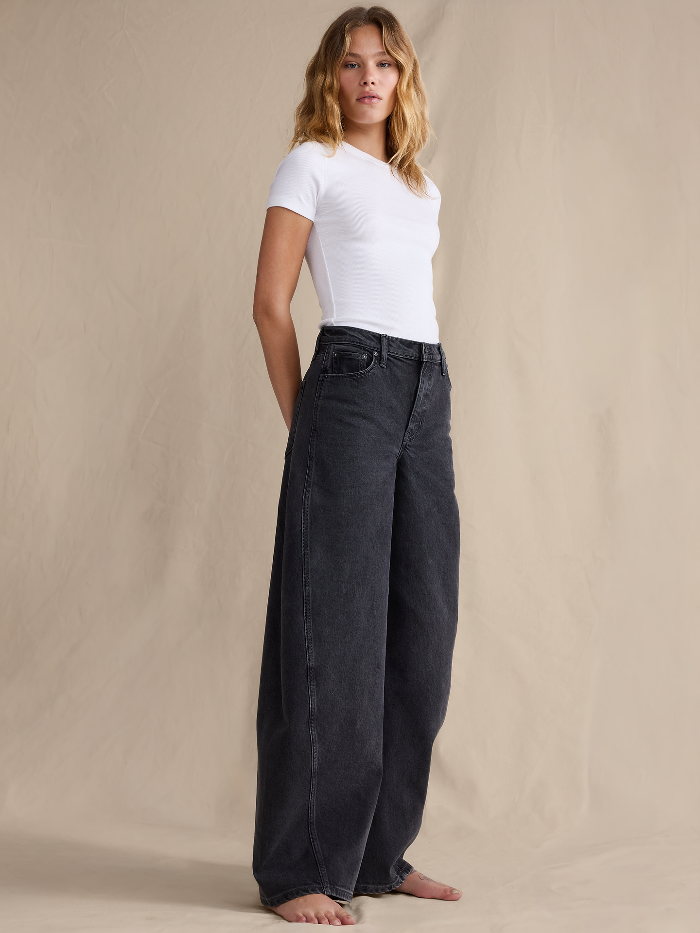 L'image numéro 8 présente Jean baril ample à taille haute