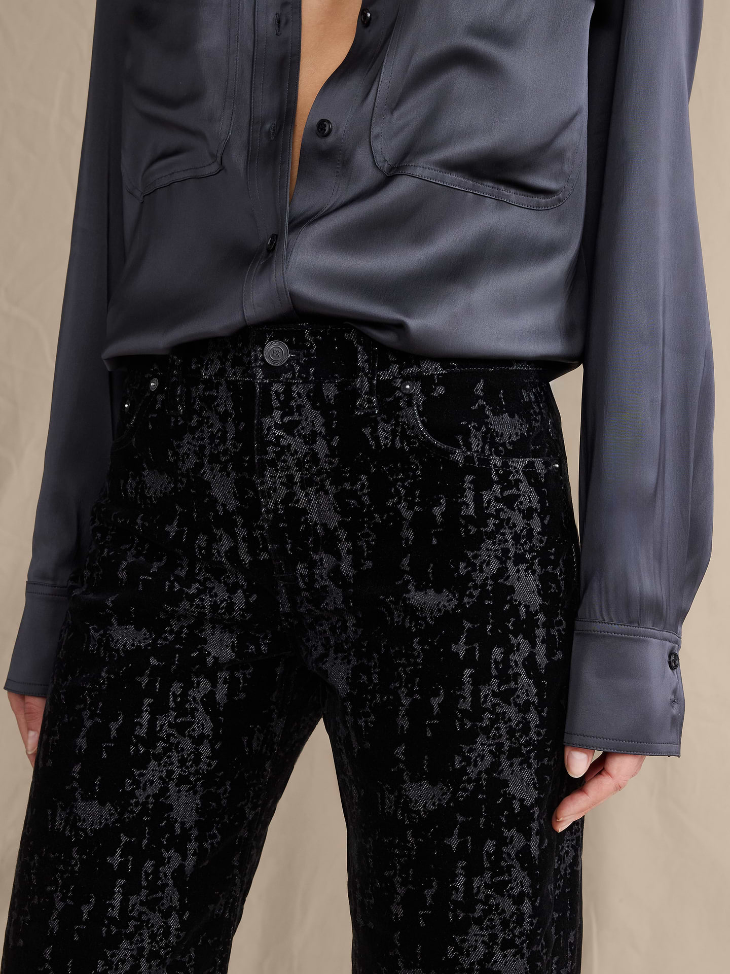 L'image numéro 4 présente Jean ample en denim floqué années 1990 à taille mi-basse