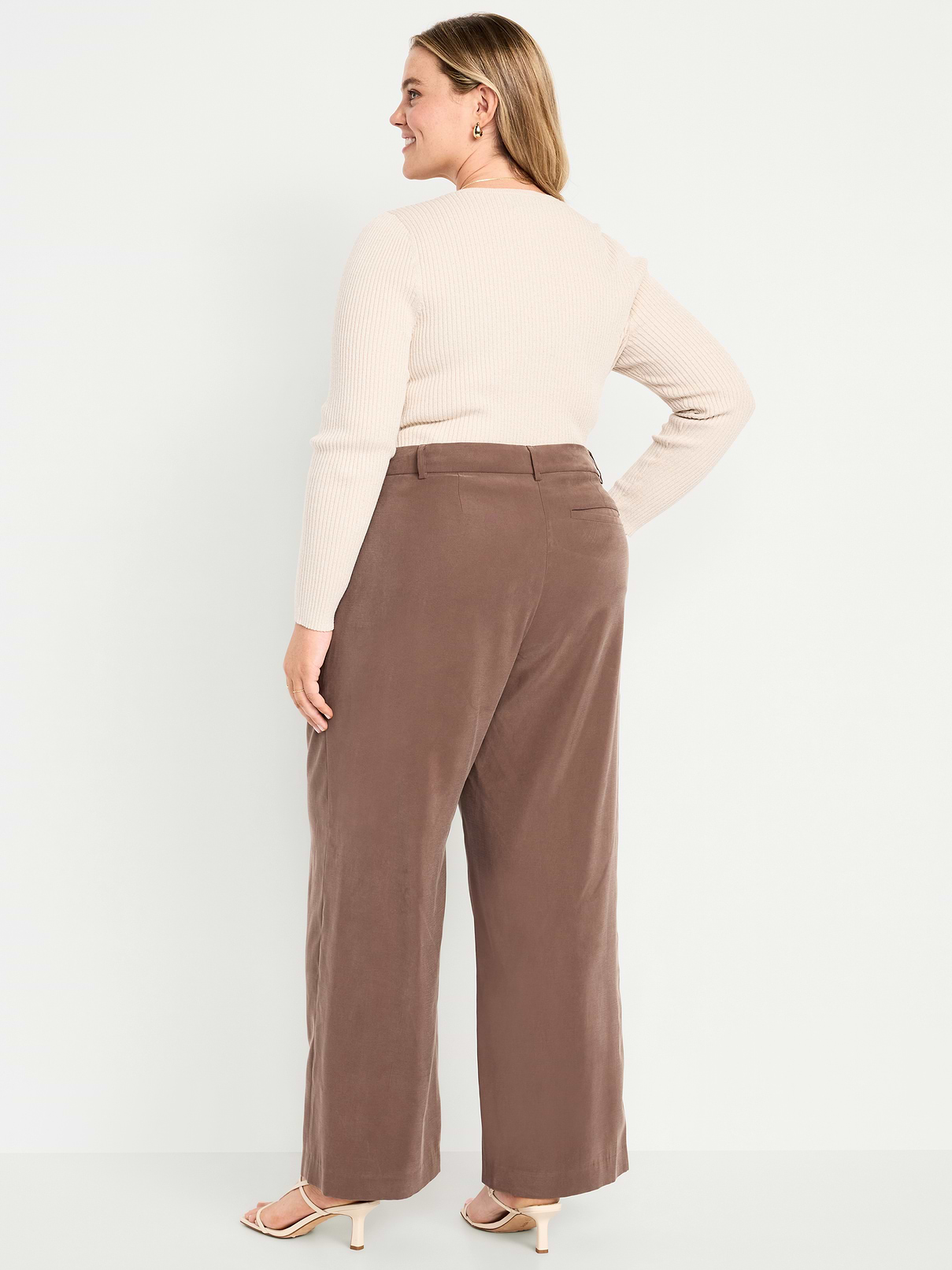 L'image numéro 8 présente Pantalon de tailleur fluide à jambe ultra-large à taille très haute