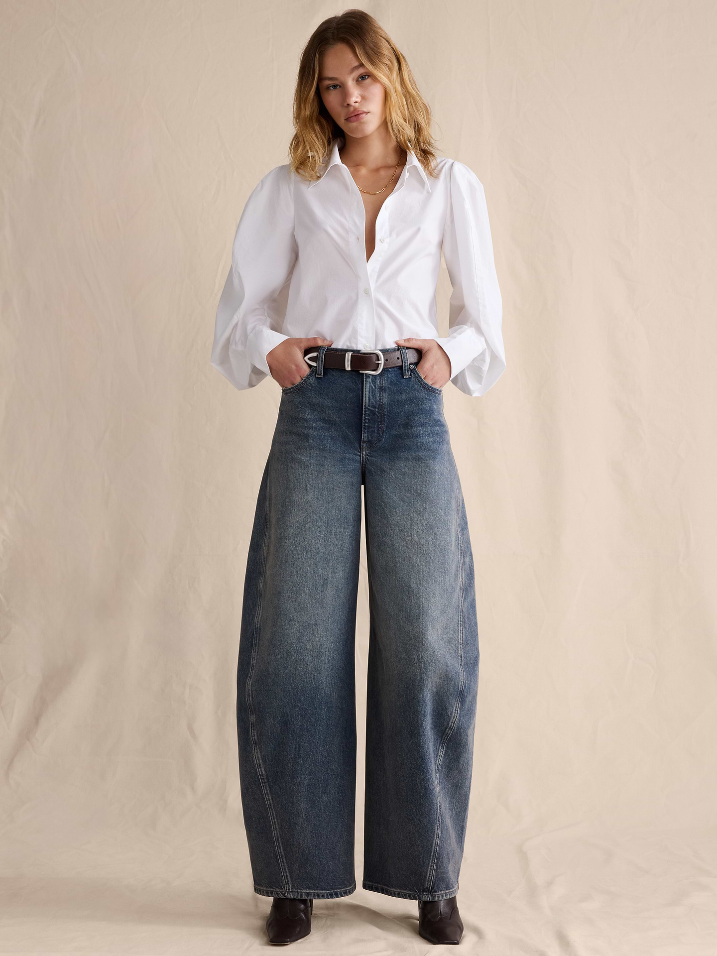 L'image numéro 1 présente Jean baril ample à taille haute