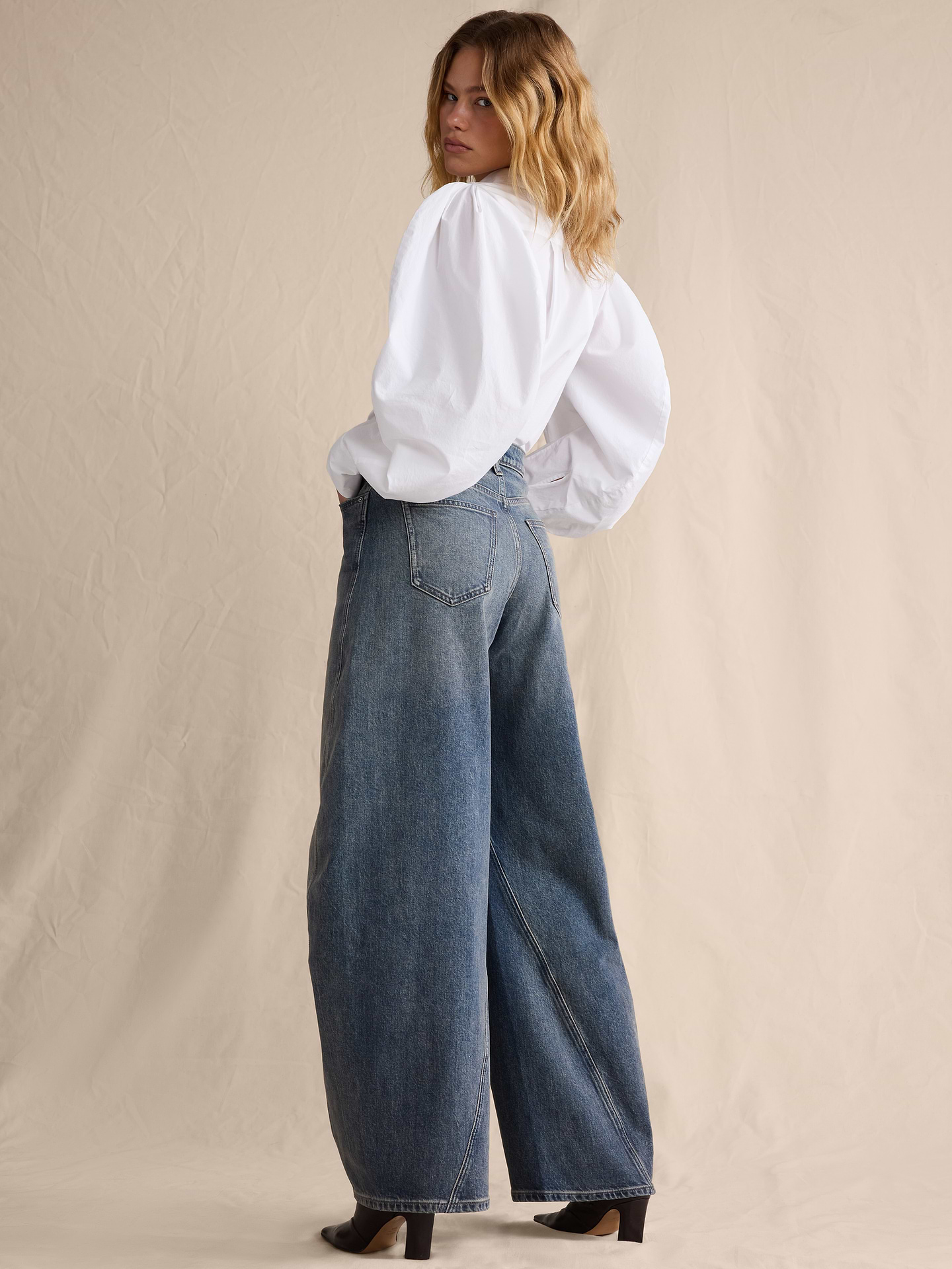 L'image numéro 3 présente Jean baril ample à taille haute