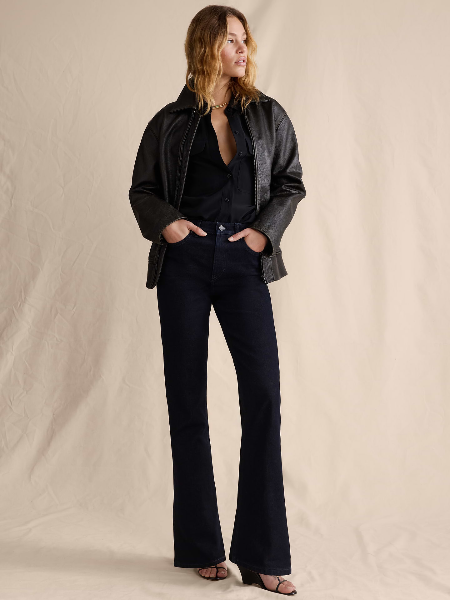 L'image numéro 1 présente Jean semi-évasé à taille haute