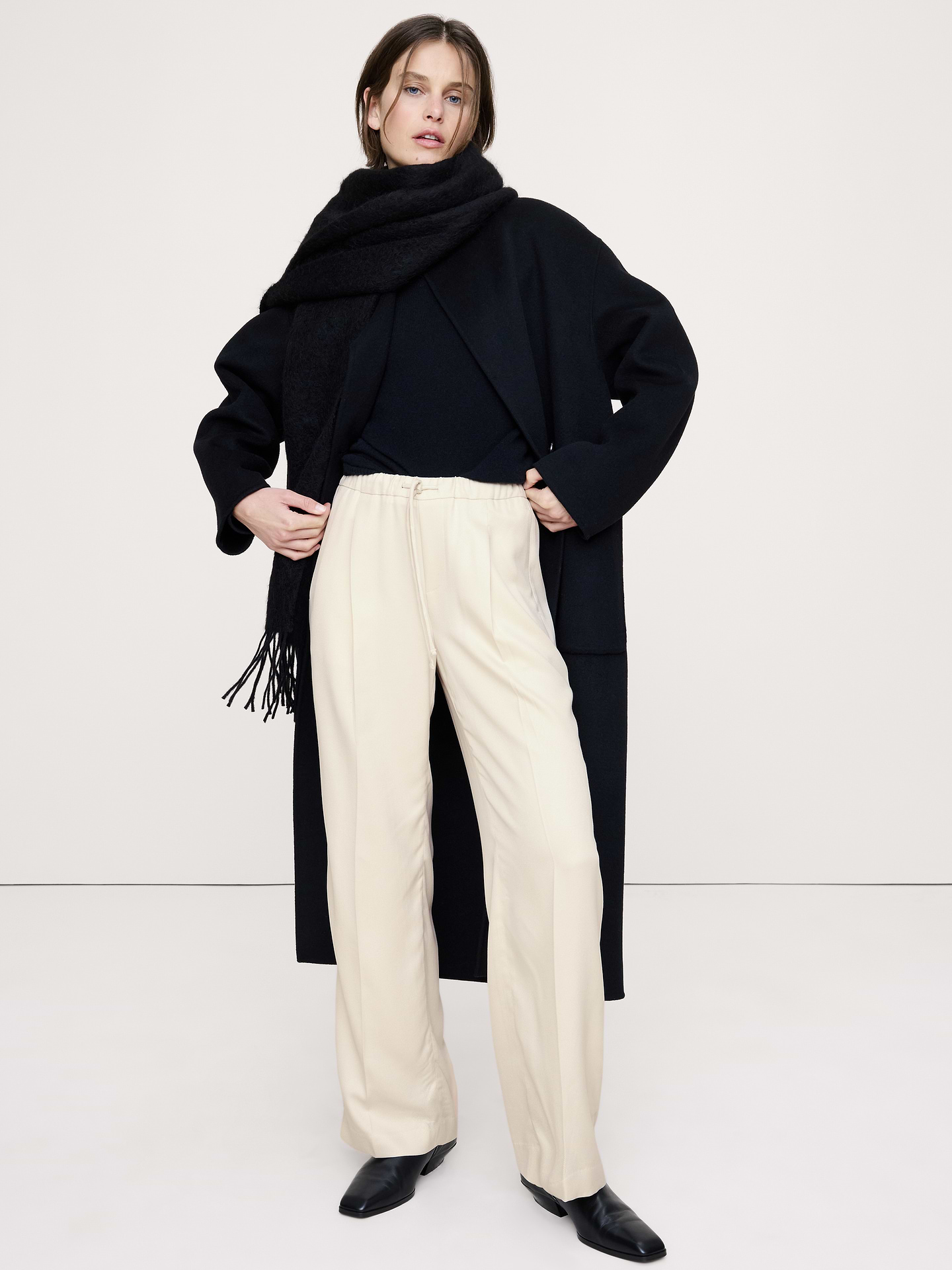 L'image numéro 1 présente Pantalon drapé à taille haute extensible et jambe large en TENCEL™