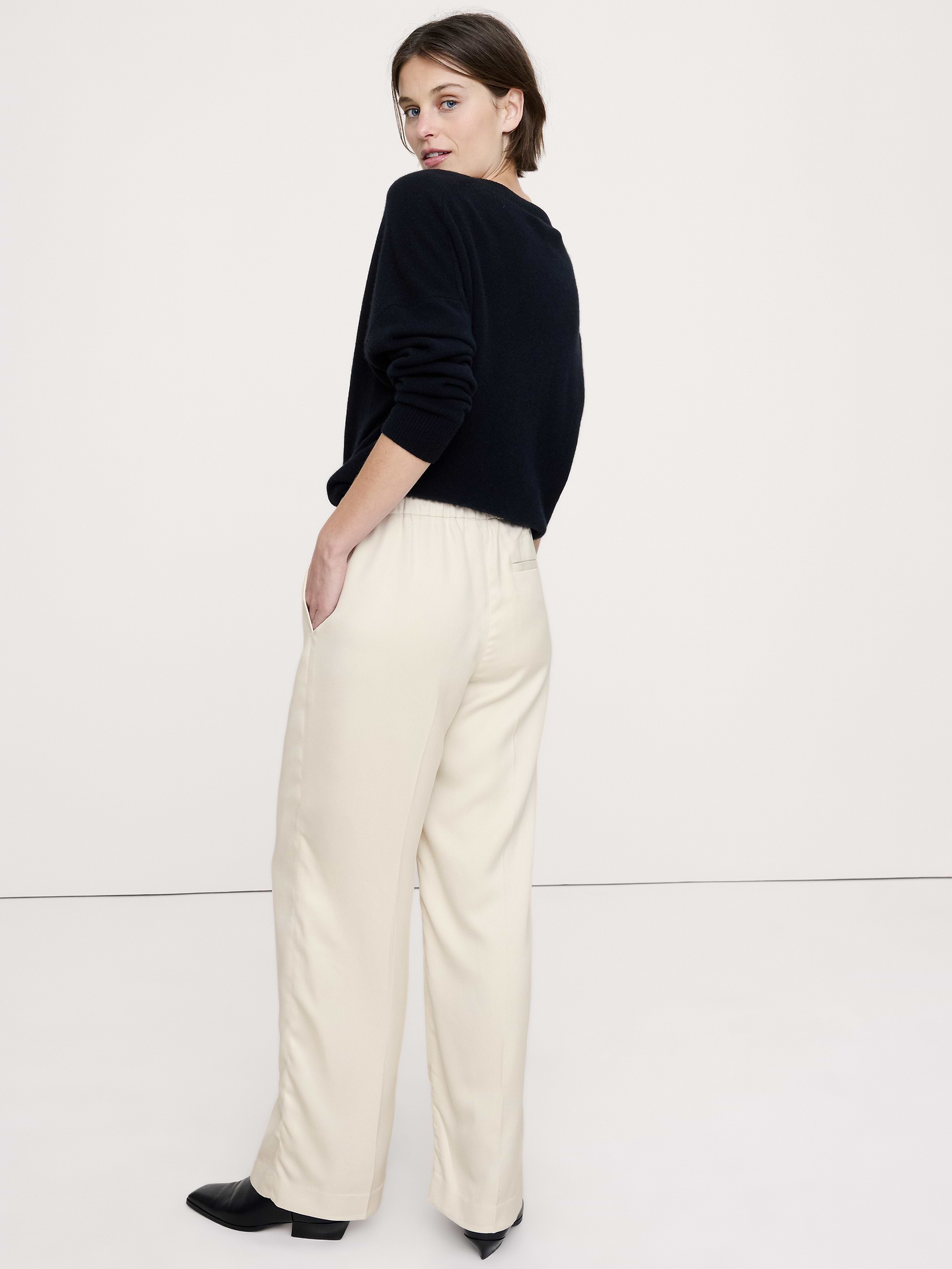 L'image numéro 3 présente Pantalon drapé à taille haute extensible et jambe large en TENCEL™