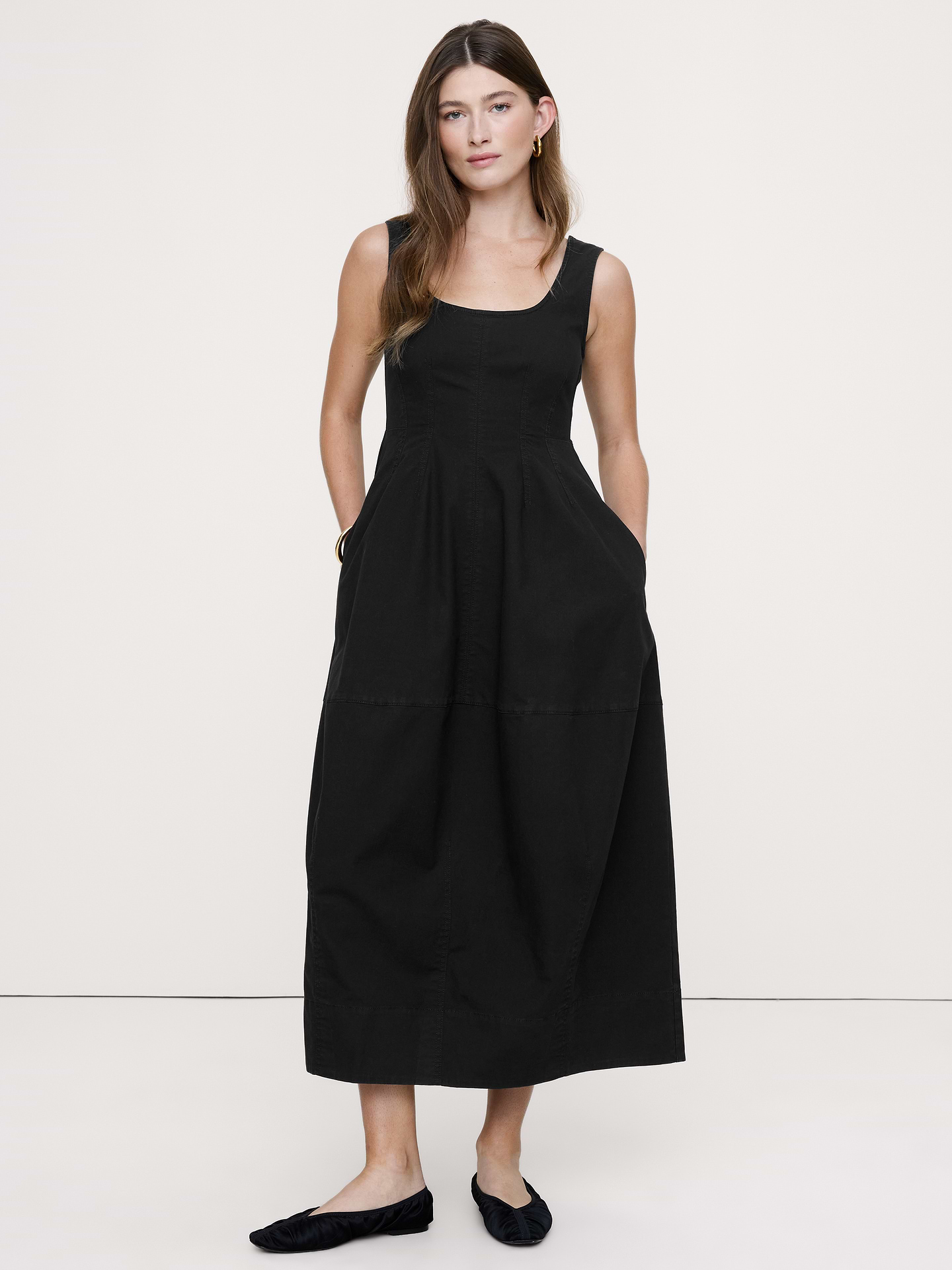 L'image numéro 1 présente Robe mi-longue coupe baril en popeline de coton extensible