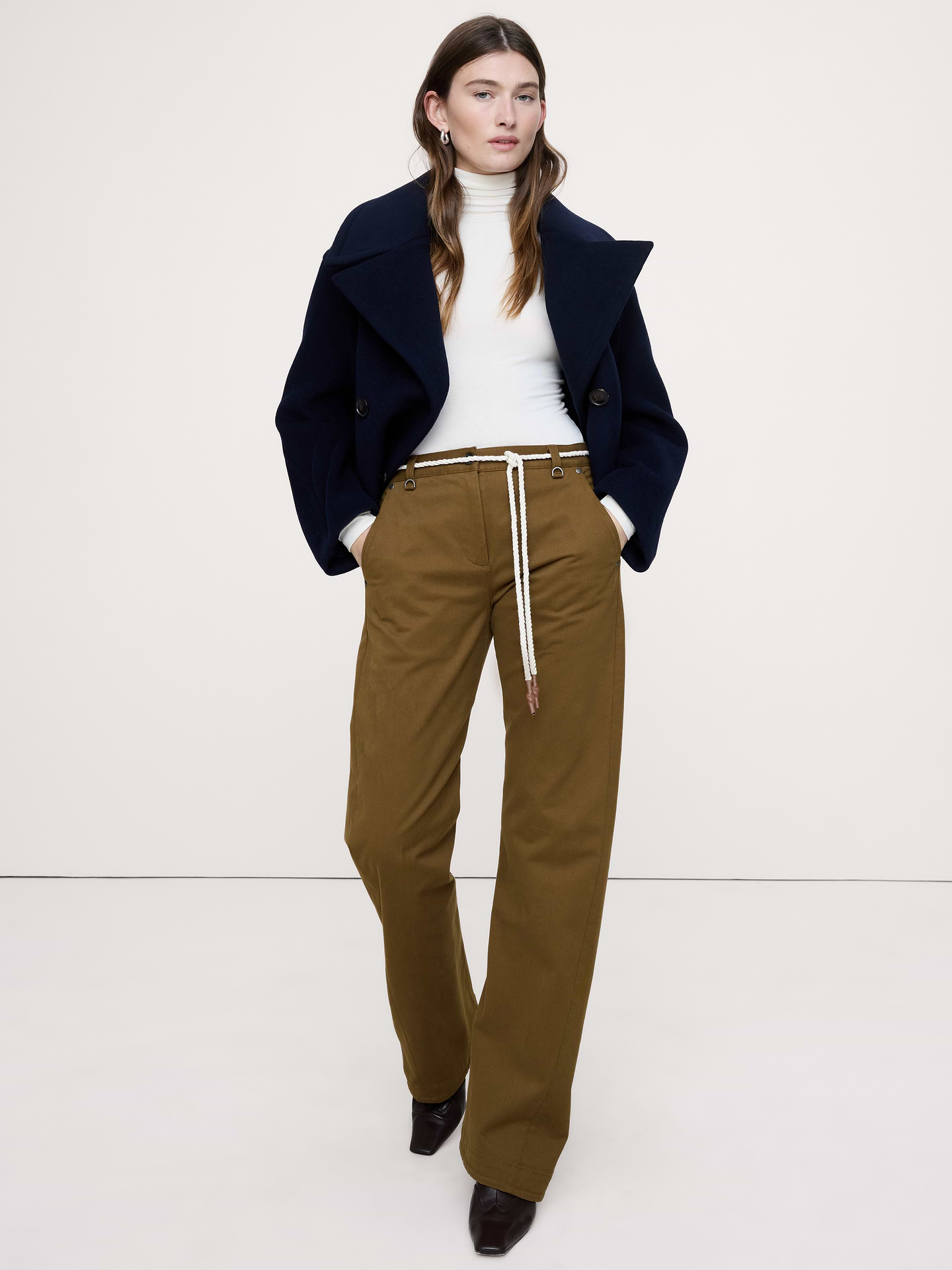 L'image numéro 1 présente Pantalon droit à couture oblique à taille mi-basse