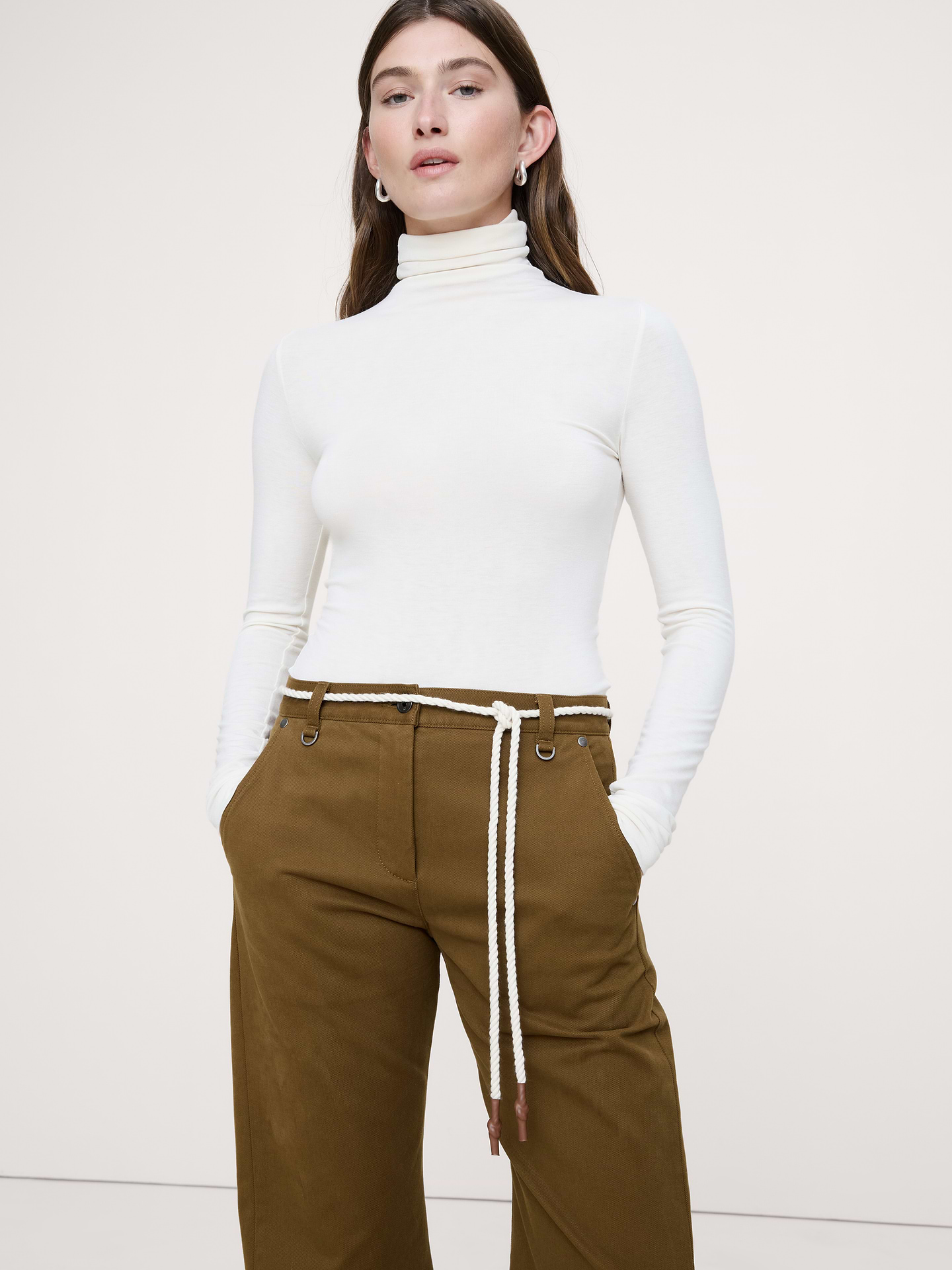 L'image numéro 4 présente Pantalon droit à couture oblique à taille mi-basse