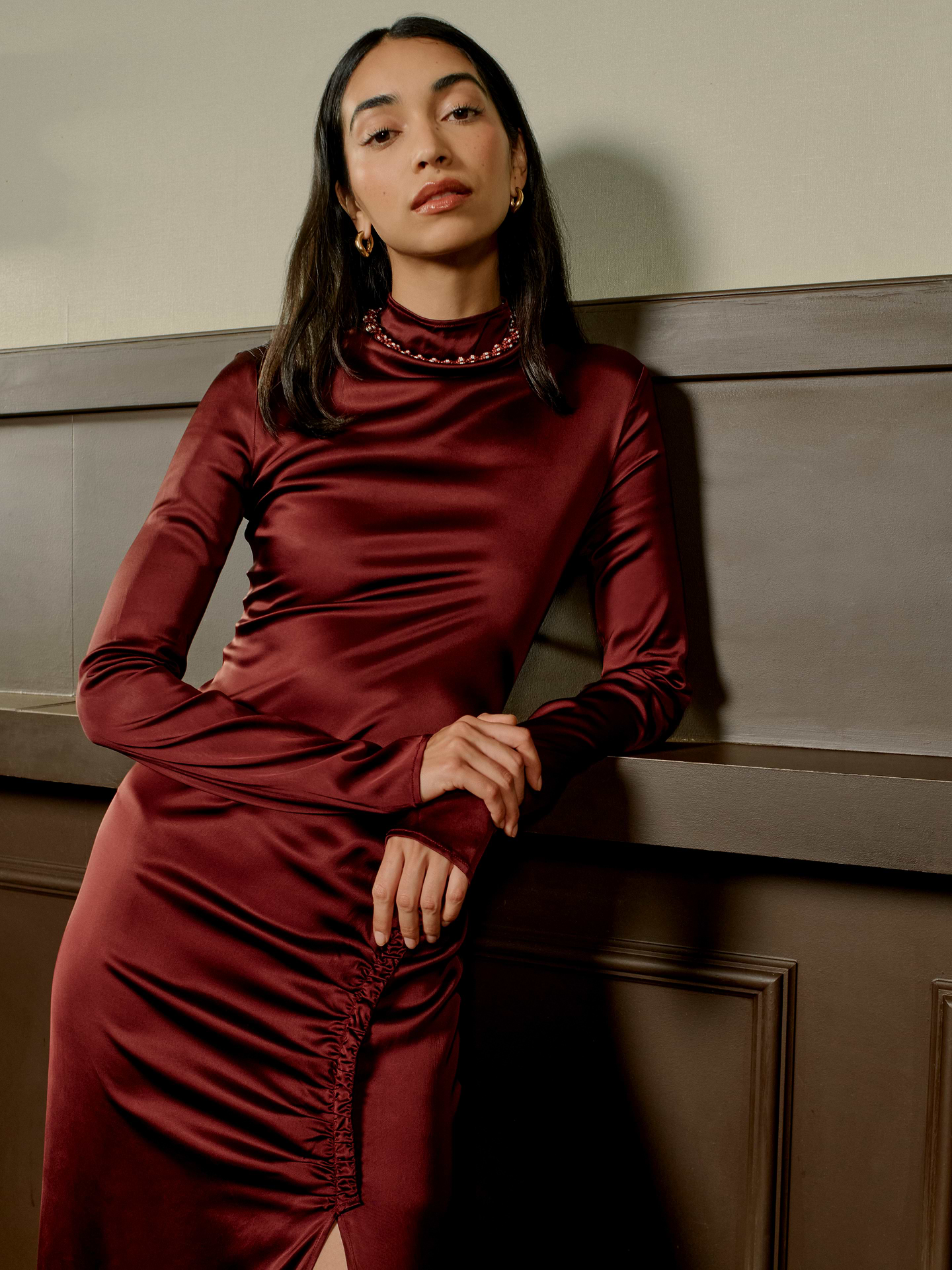 L'image numéro 5 présente Robe longue froncée en satin extensible