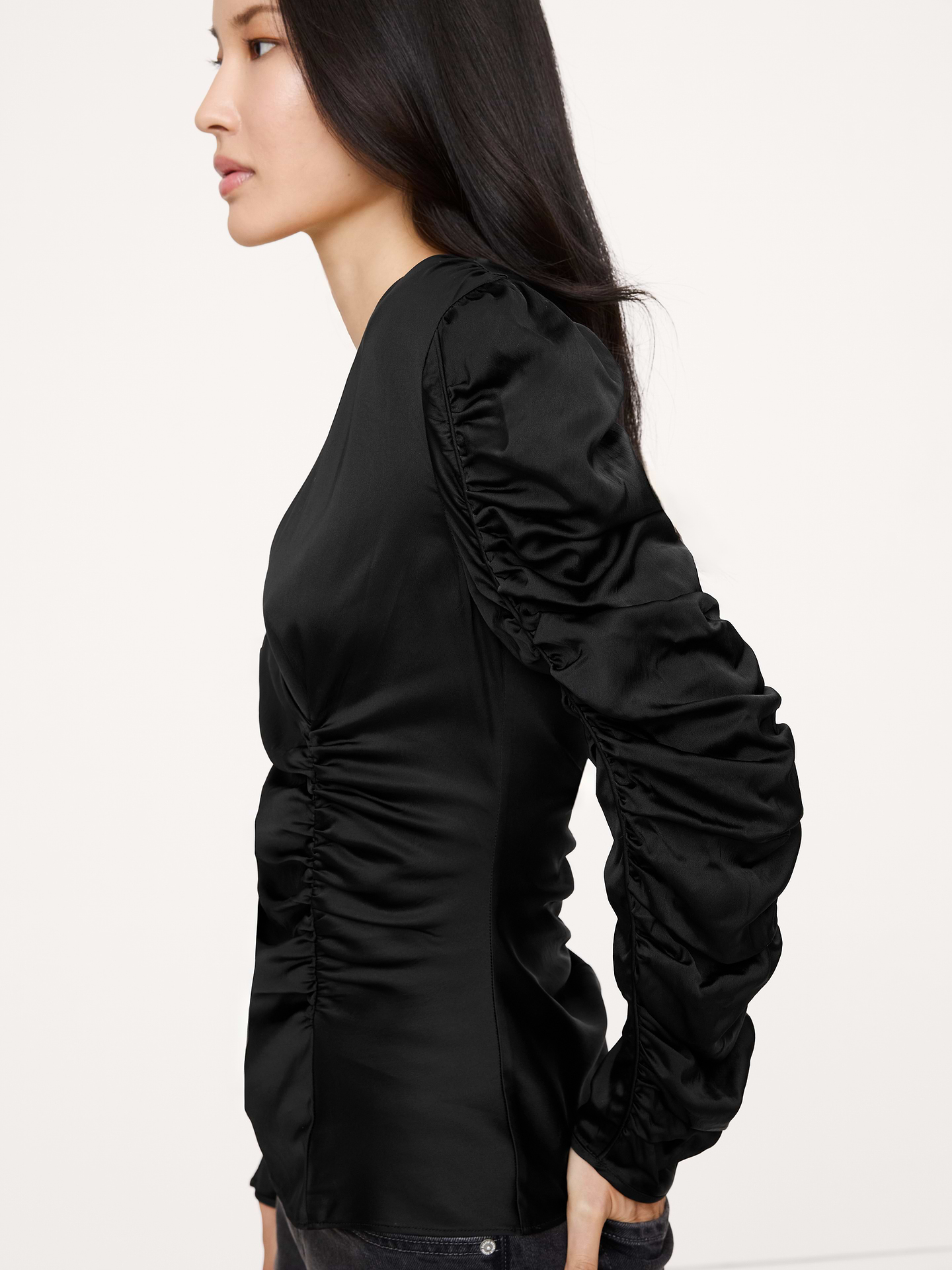 L'image numéro 1 présente Haut froncé en satin extensible