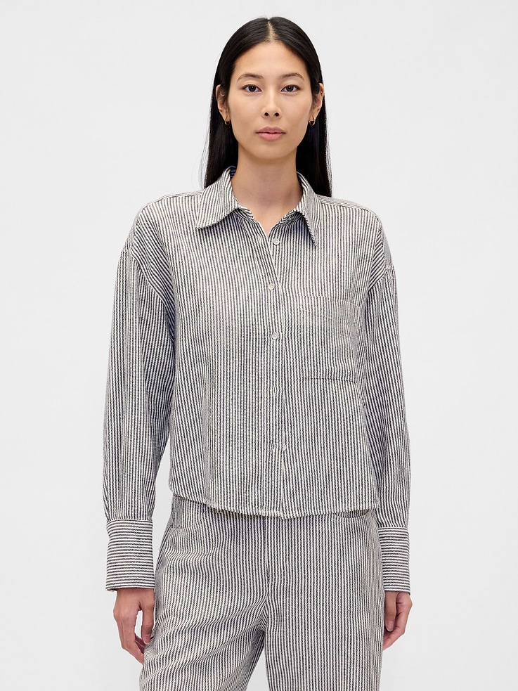 Image 1 de 5, Notre mélange de lin et coton exclusif, doux au toucher et à la texture légère et aérienne. L’effet: un vêtement naturellement frais que vous chérirez longtemps., Mélange doux de lin et de coton. Coupe surdimensionnée, légèrement courte., Col évasé., Manches longues, emmanchure basse et poignets à boutons., Boutonnée sur le devant., Poche appliquée sur la poitrine., Empiècement cousu au dos., Ourlet arrondi., Certains modèles avec rayures sur l’ensemble., Ce produit a été fabriqué dans une usine qui investit dans l’égalité des genres et l’autonomisation des femmes grâce au programme Reimagining Industry to Support Equality (RISE). Pour en savoir plus, visitez gapinc.com/equite ., Produit #880834