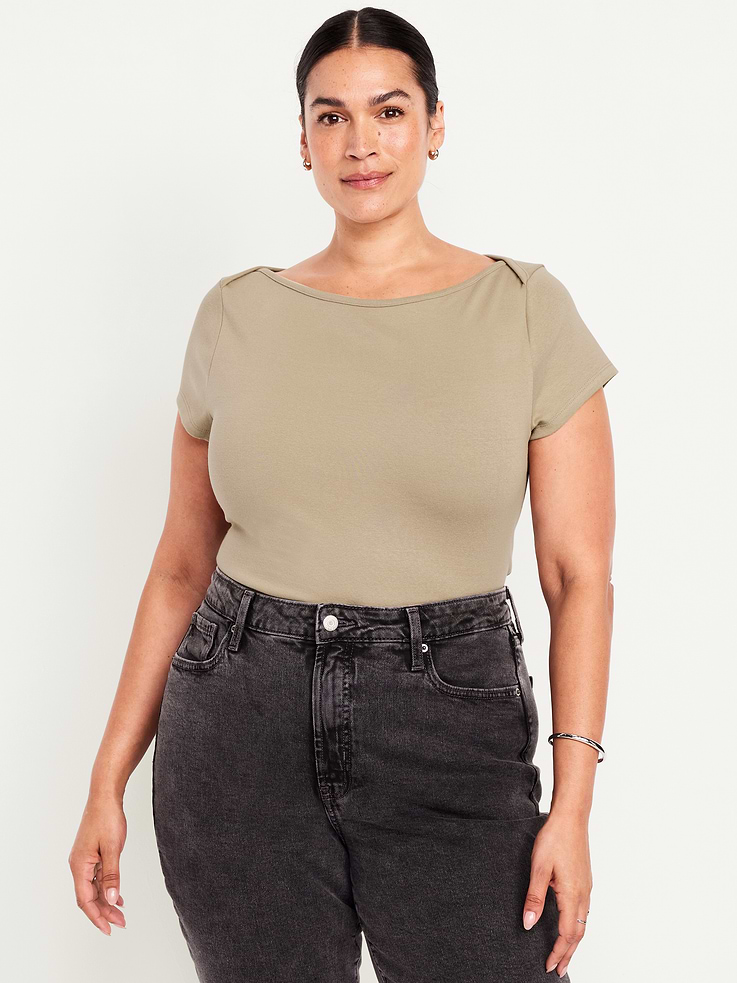 L'image numéro 8 présente T-shirt ajusté à encolure bateau