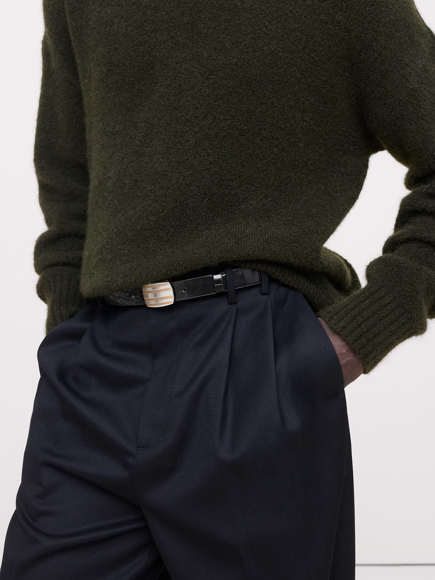 L'image numéro 2 présente Ceinture en cuir à relief et à boucle plaquée