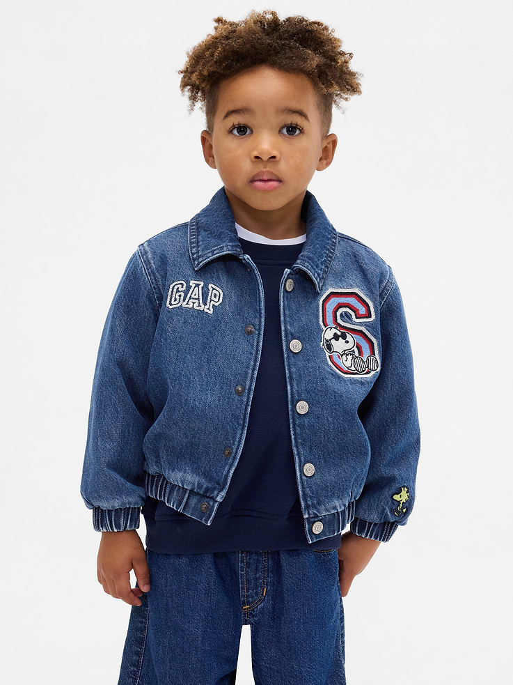 Image 1 de 4, Denim authentique, non extensible., Col évasé., Manches longues., Boutons-pression à l’avant., Imprimé de Snoopy de Peanuts et logo Gap incurvé à l’avant., Poignets et ourlet élastiques., Fait de coton recyclé à 5 %. Comparativement aux matières vierges, l’utilisation de matières recyclées permet de réduire l’utilisation des ressources et le gaspillage., Produit #845165