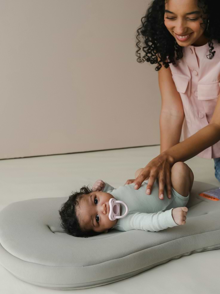 Image number 3 showing, Snuggle Me Infant Lounger Curve