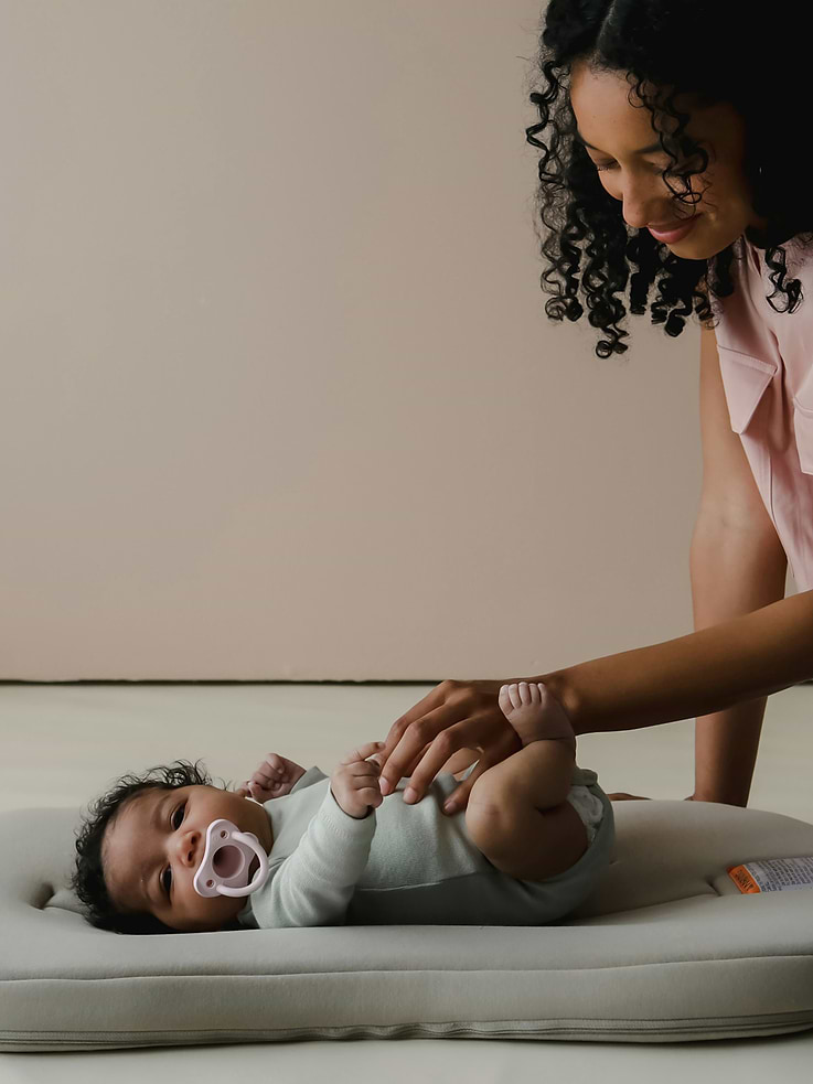 Image number 2 showing, Snuggle Me Infant Lounger Curve