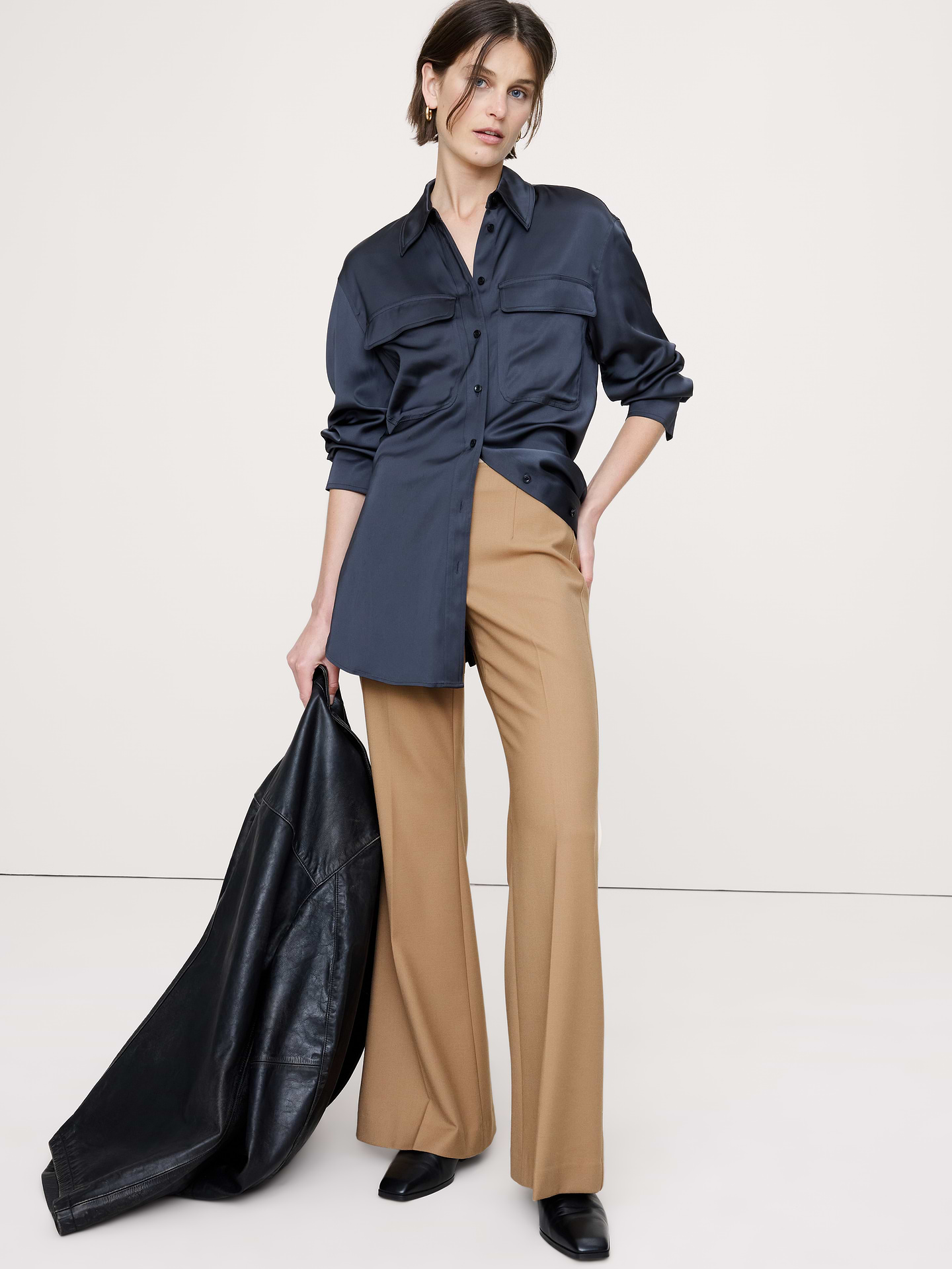 L'image numéro 1 présente Pantalon évasé à taille mi-basse en mélange de laine extensible