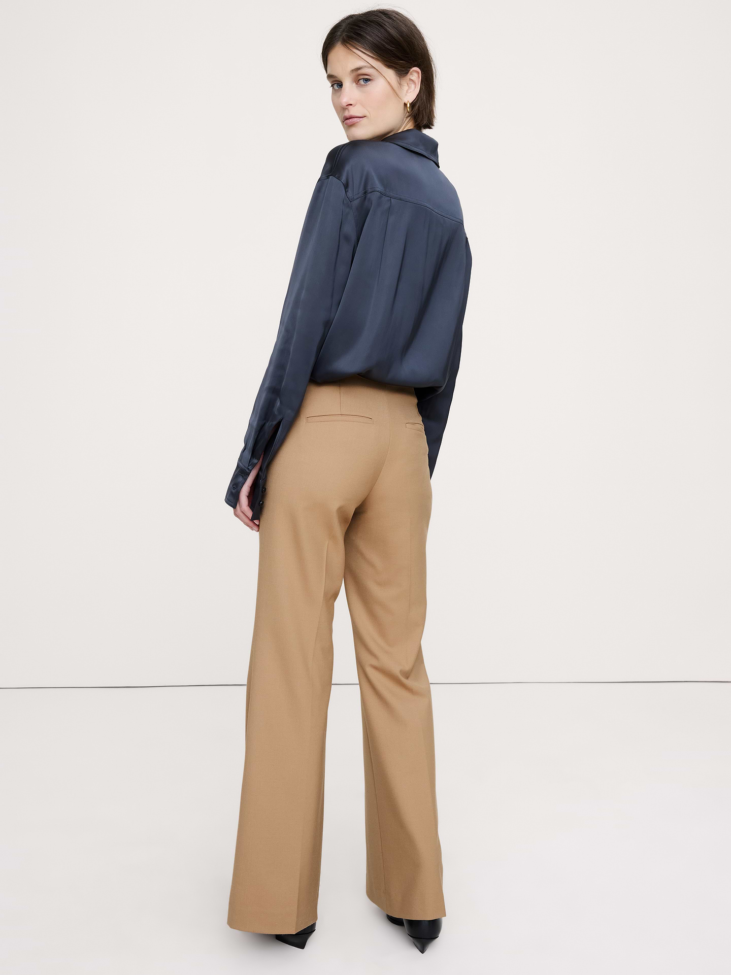 L'image numéro 8 présente Pantalon évasé à taille mi-basse en sergé italien