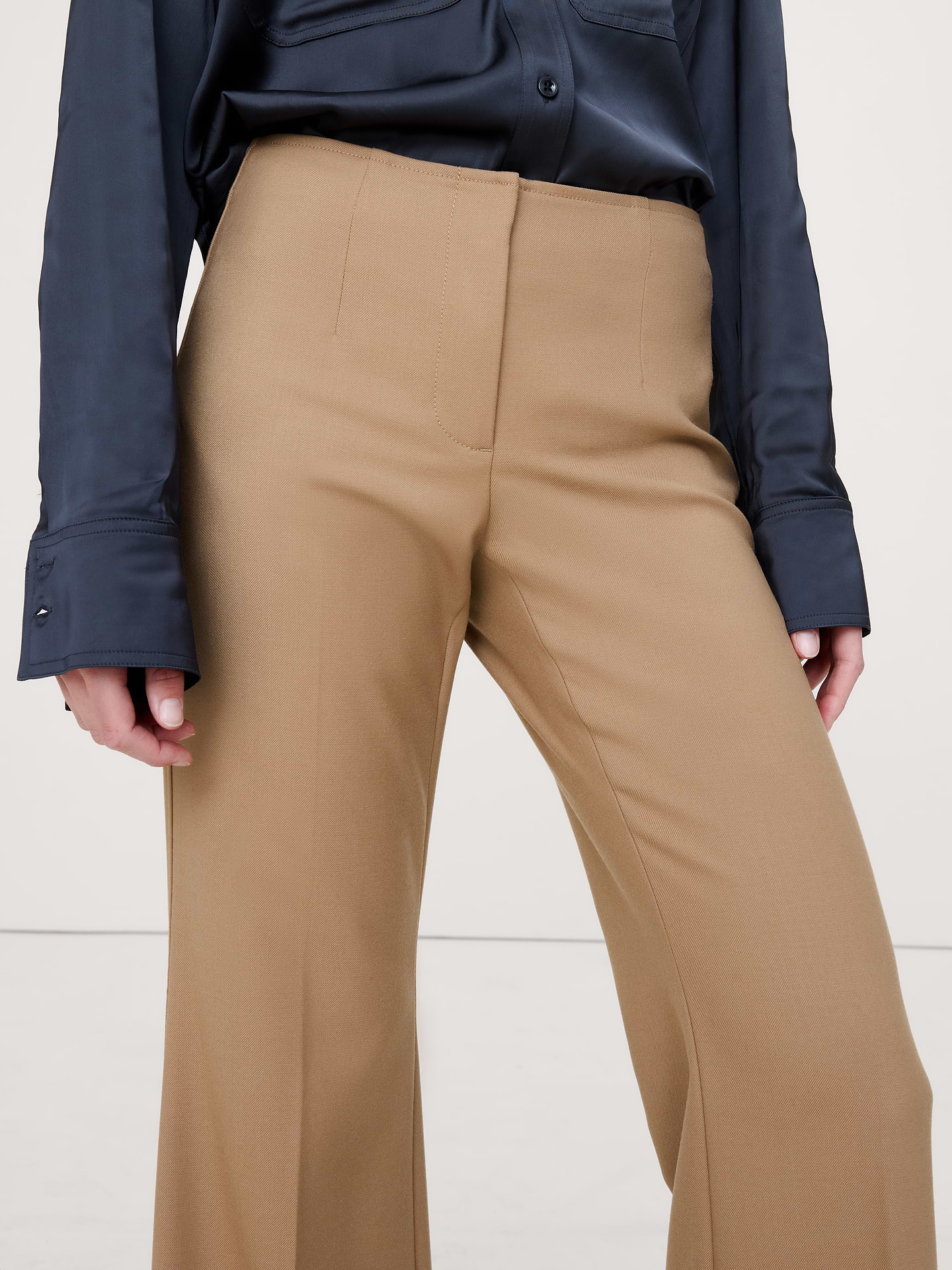 L'image numéro 7 présente Pantalon évasé à taille mi-basse en mélange de laine extensible