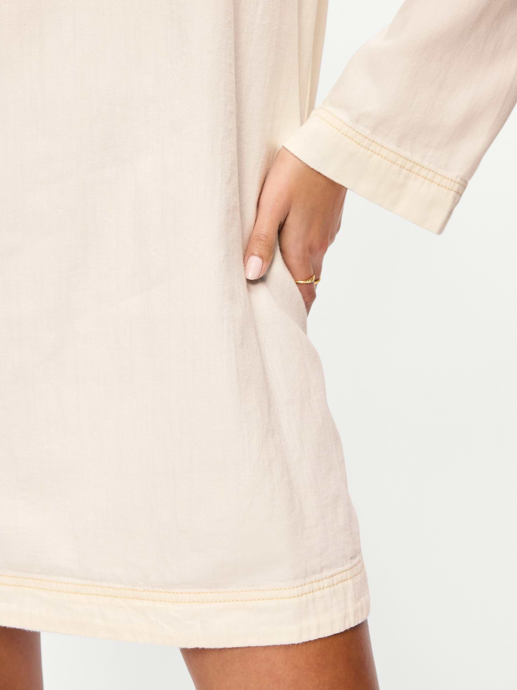 L'image numéro 6 présente Robe courte en denim à manches longues à enfiler