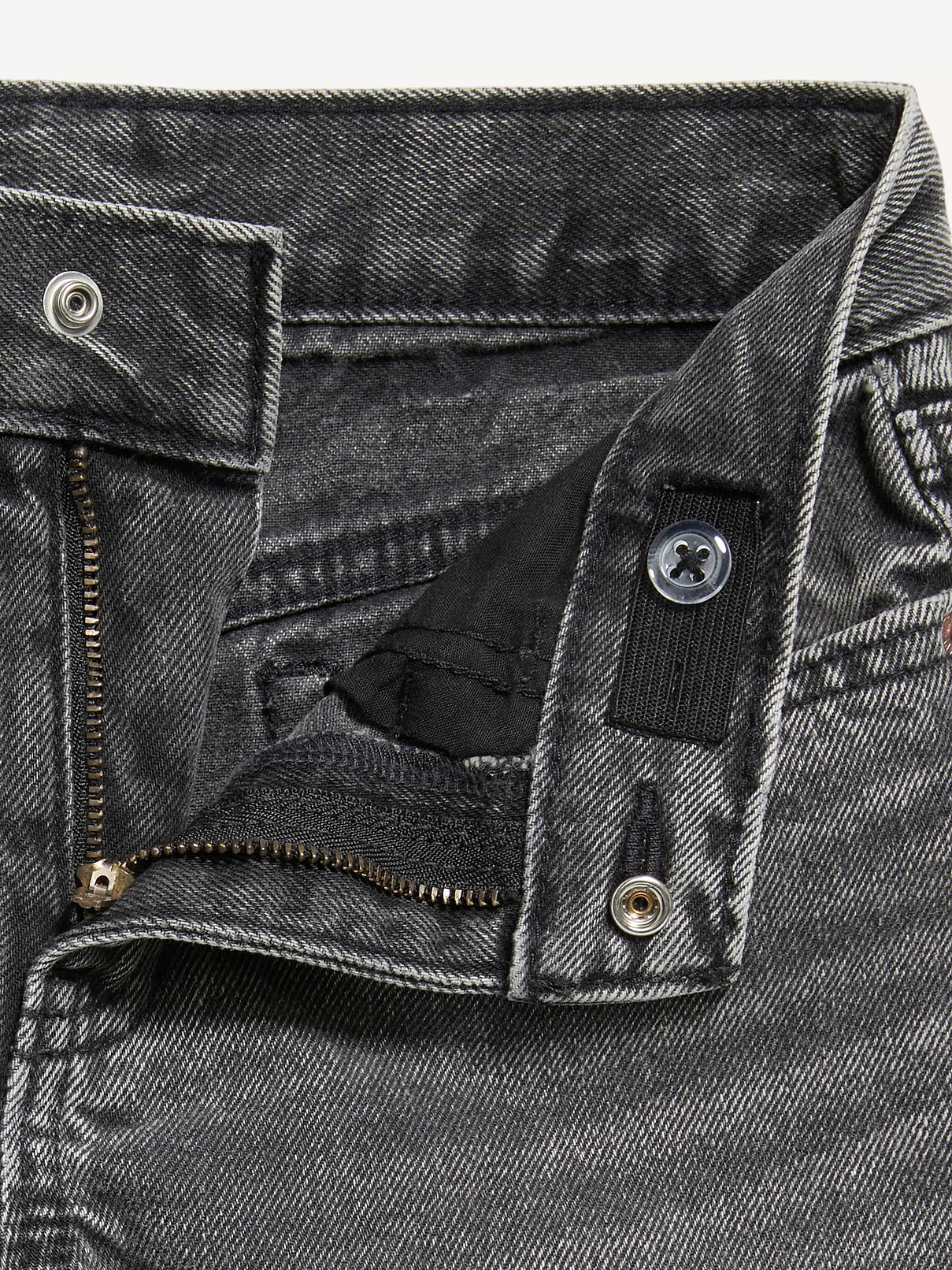 L'image numéro 5 présente Short en denim à taille haute et à ourlet effiloché pour fille