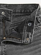 L'image numéro 5 présente Short en denim à taille haute et à ourlet effiloché pour fille