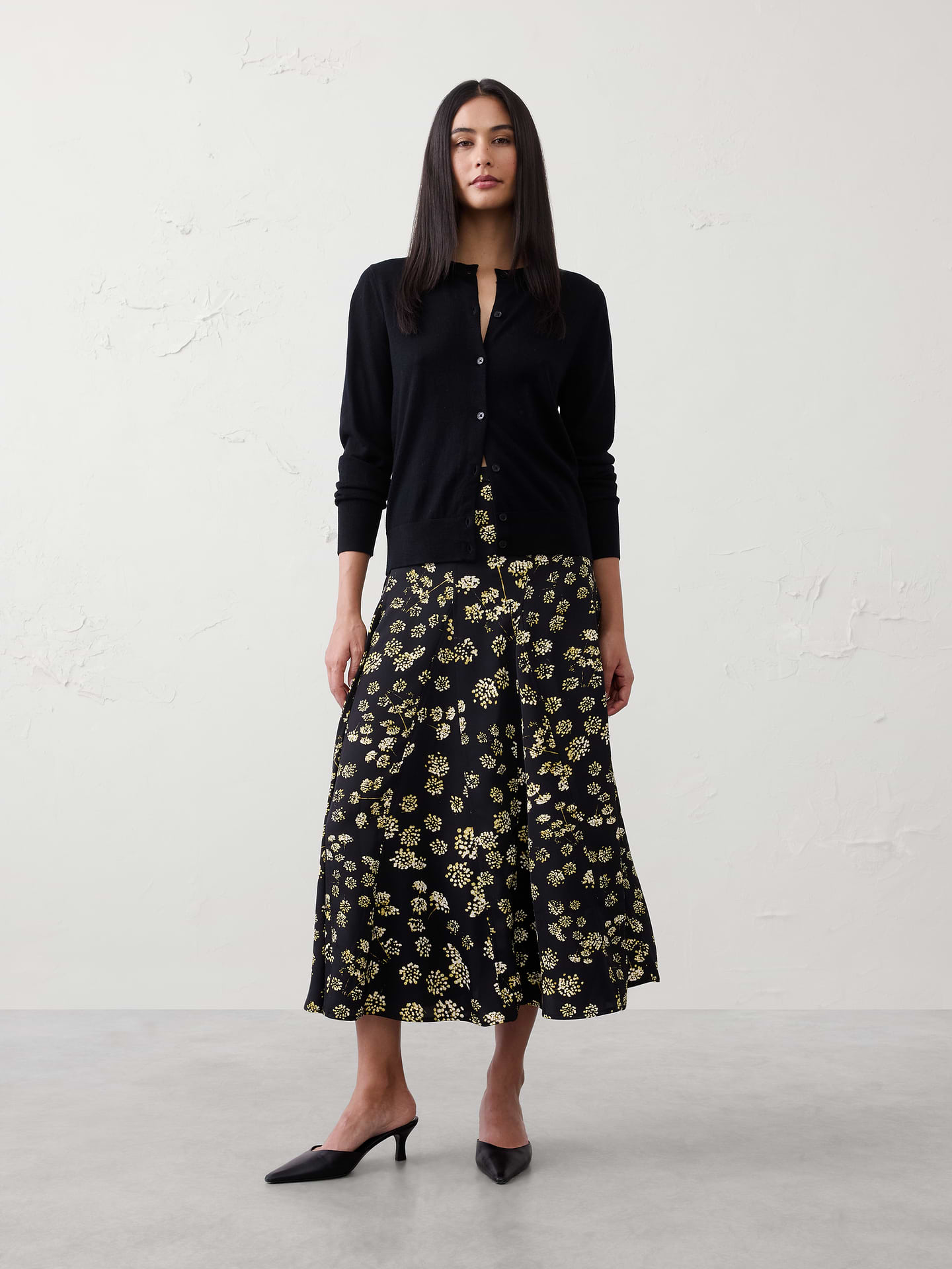 Image 1 de 1, Confectionnée dans un sergé légèrement lustré, cette jupe offre une polyvalence raffinée. Elle est facile à agencer avec une tenue chic ou décontractée grâce à sa silhouette fluide à godets., Ceinture montée sans plis., Fermeture à glissière dissimulée du côté gauche., Panneaux à godets., Ourlet à volants., Modèle fabriqué exclusivement pour Banana Republic Entrepôt., Produit #813189