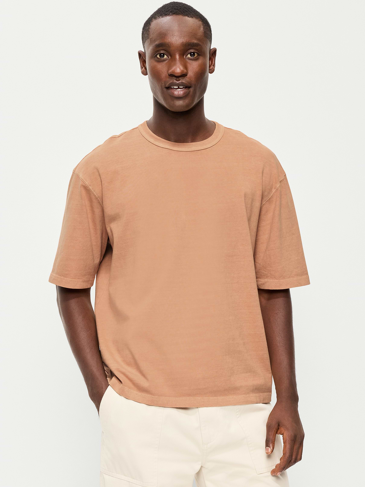 L'image numéro 1 présente T-shirt court en tissu épais teint en plongée