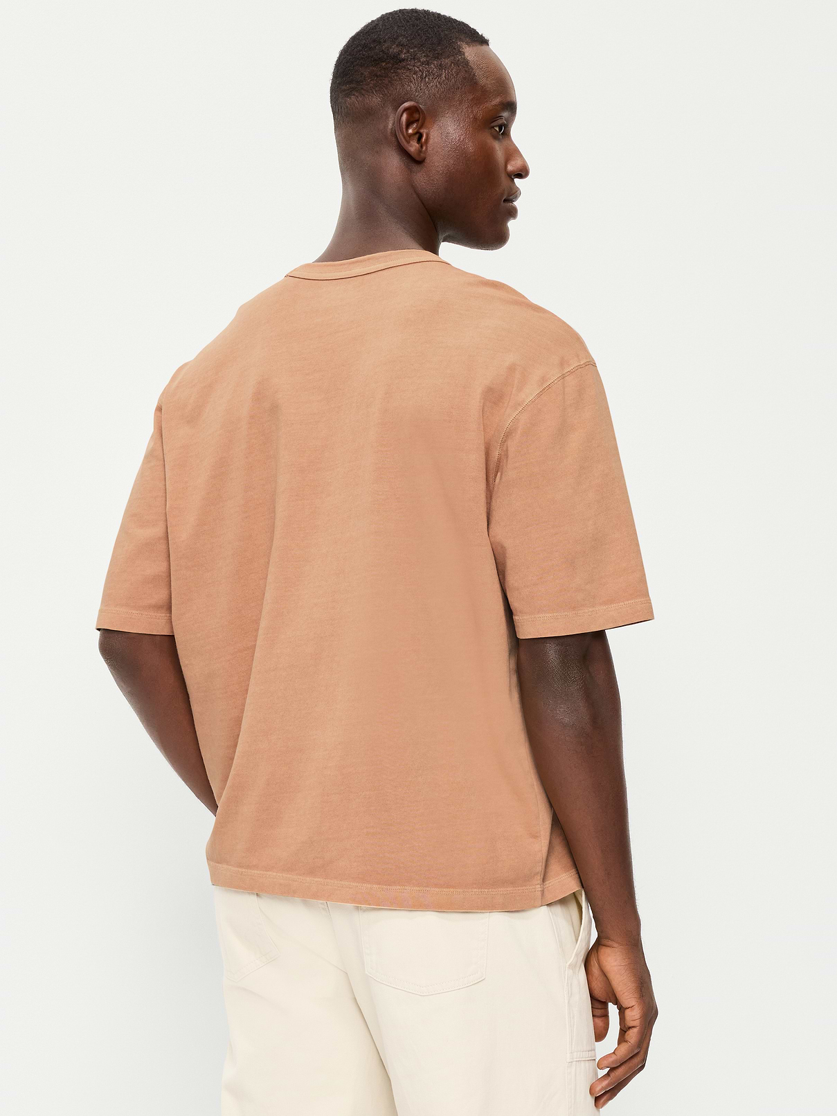 L'image numéro 2 présente T-shirt court en tissu épais teint en plongée