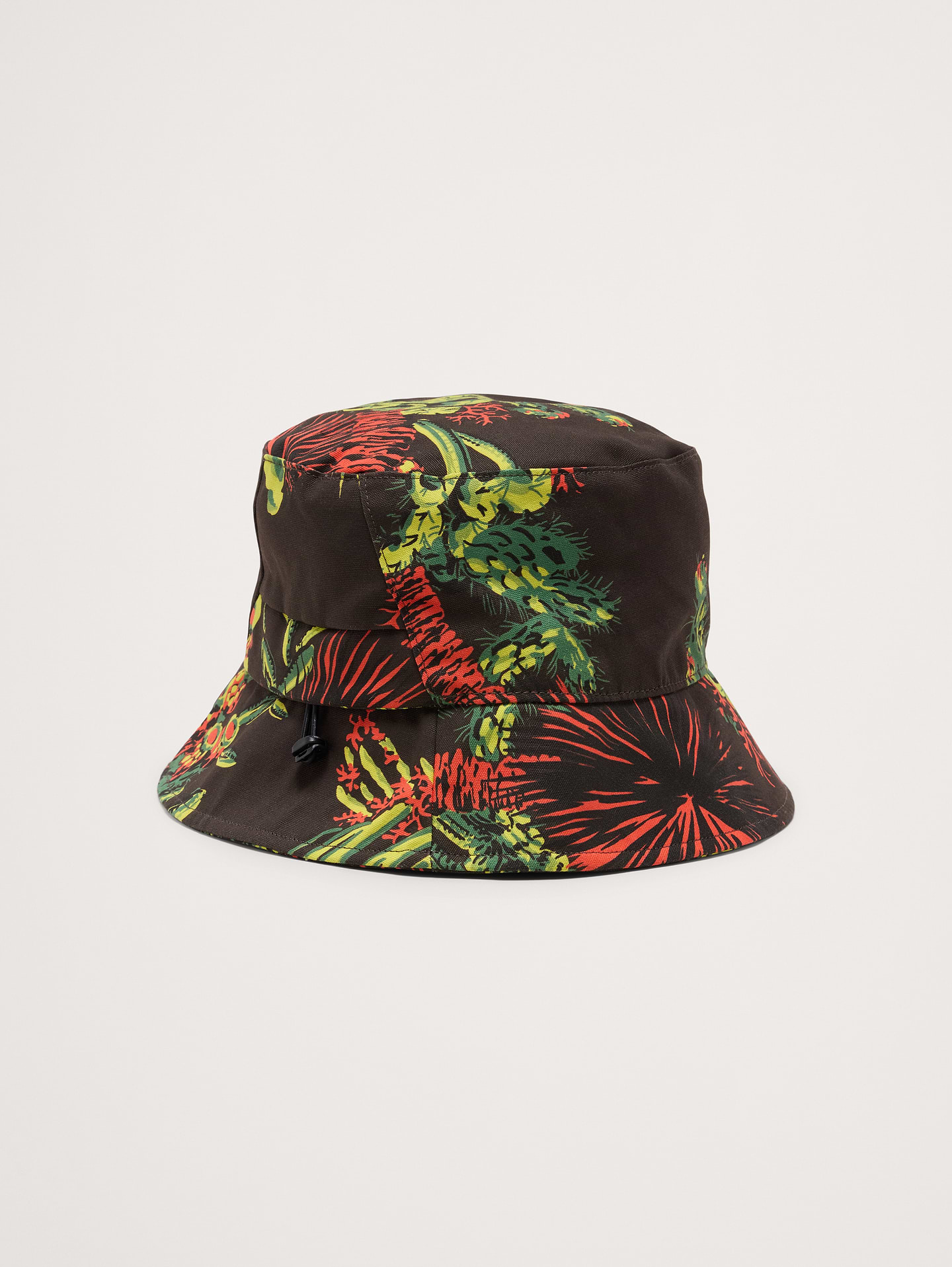 Image 1 of 3, A classic bucket hat in cotton canvas, with a small pocket large enough to fit your keys or cards., Adjustable bungee slider for a custom fit., Product #870737