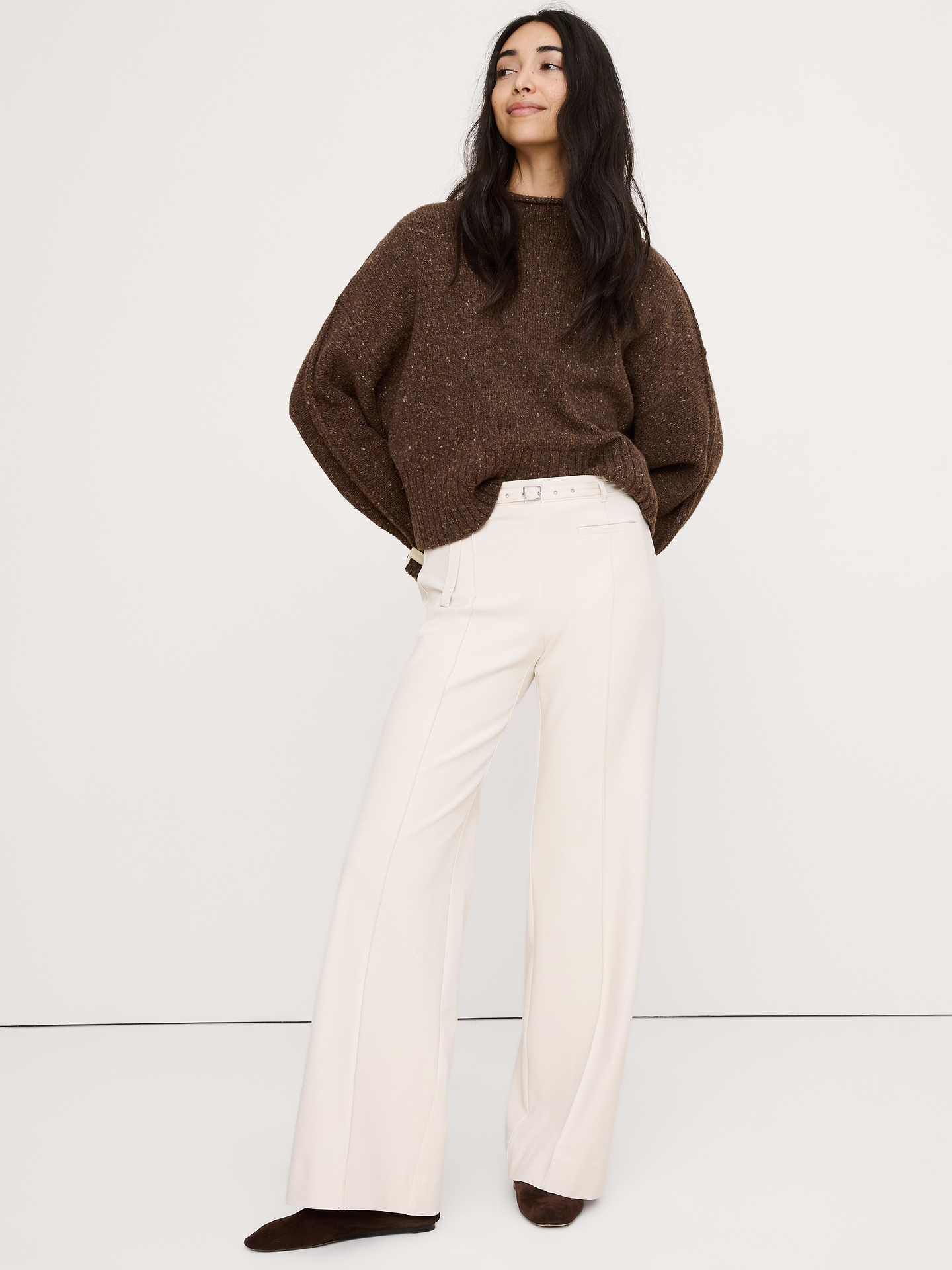 L'image numéro 1 présente Pantalon à jambe large, taille mi-basse, en tissu urbain extensible