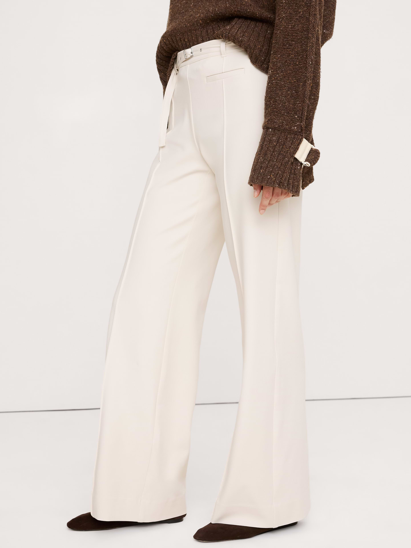 L'image numéro 7 présente Pantalon à jambe large, taille mi-basse, en tissu urbain extensible