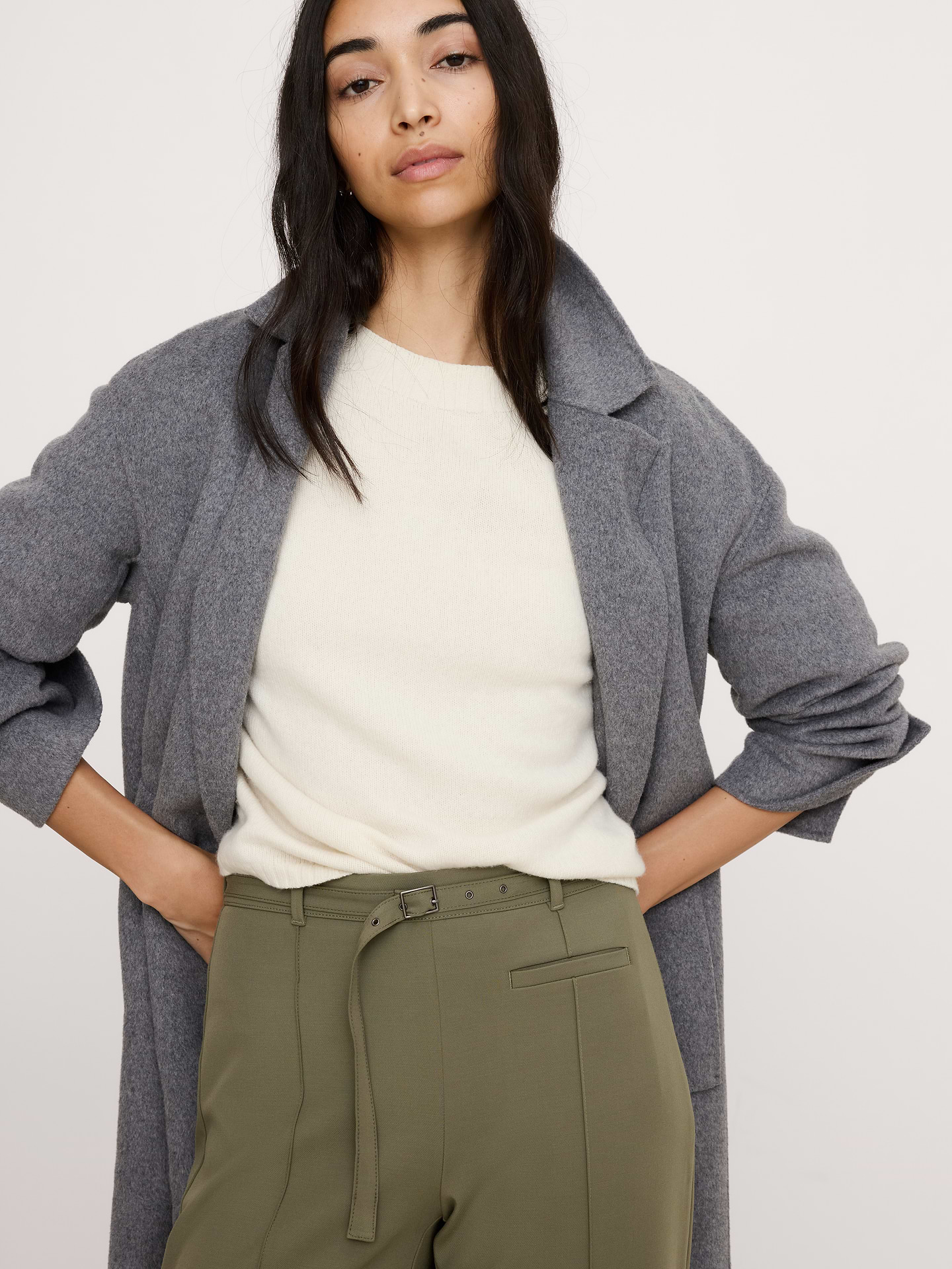 L'image numéro 4 présente Pantalon à jambe large, taille mi-basse, en tissu urbain extensible